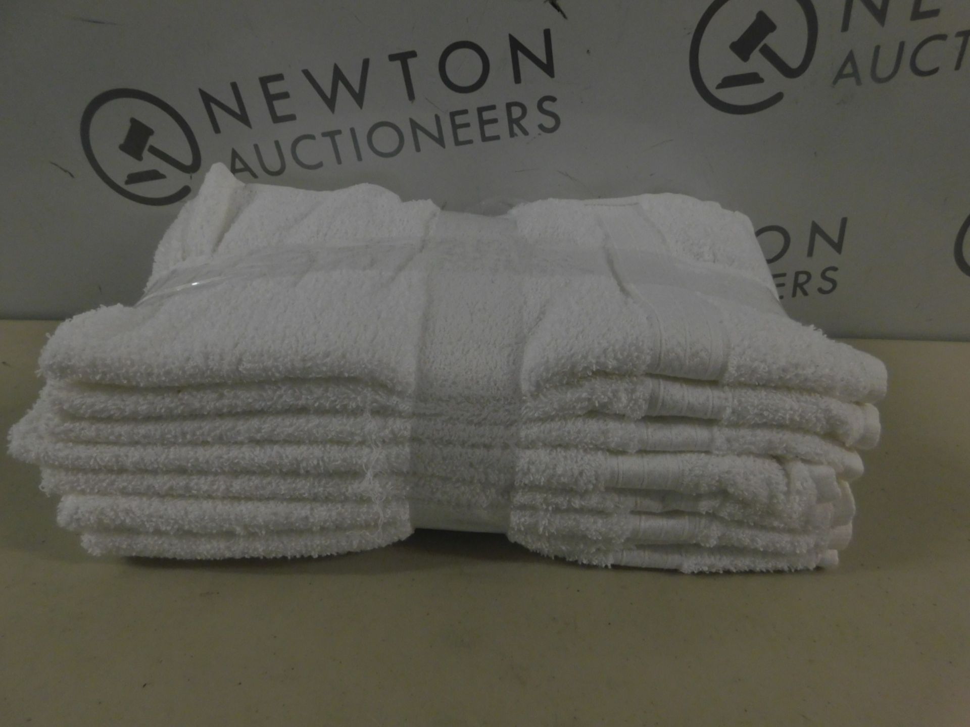 8 GRANDEUR HOSPITALITY HAND TOWELS RRP £39.99