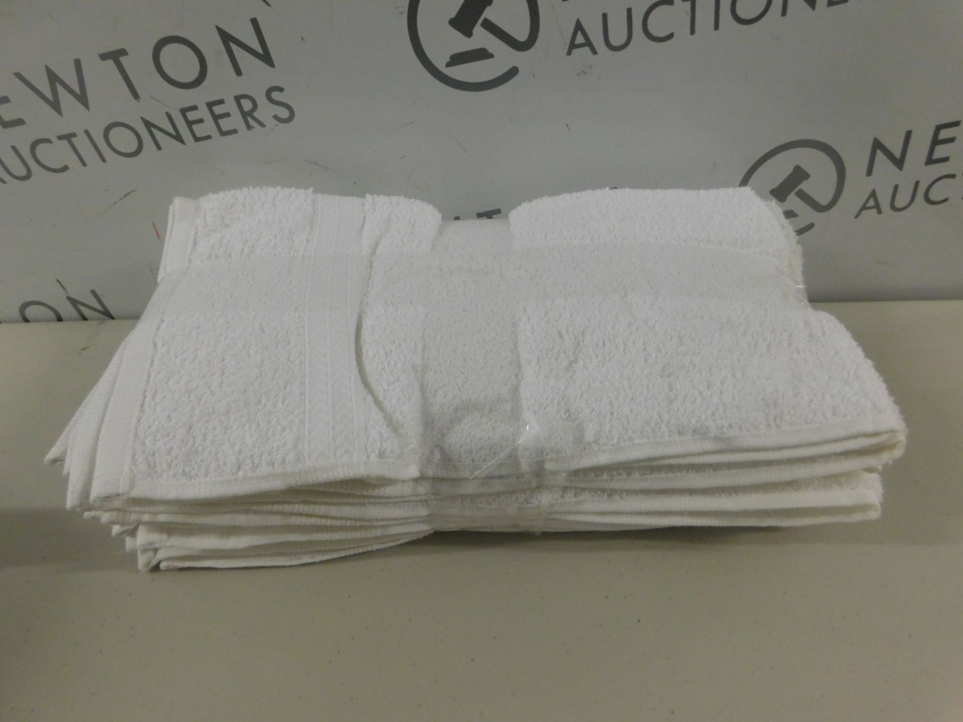 8 GRANDEUR HOSPITALITY HAND TOWELS RRP £39.99