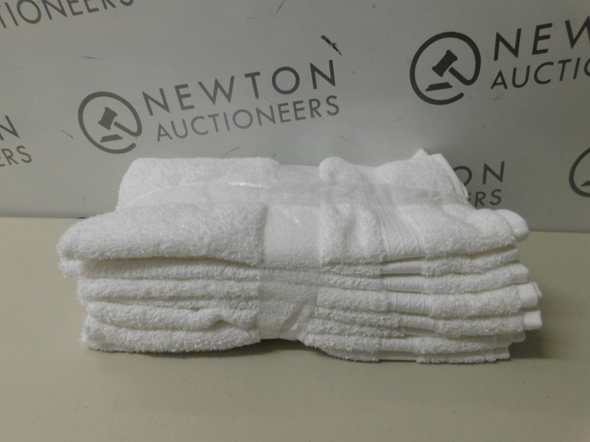 8 GRANDEUR HOSPITALITY HAND TOWELS RRP £39.99