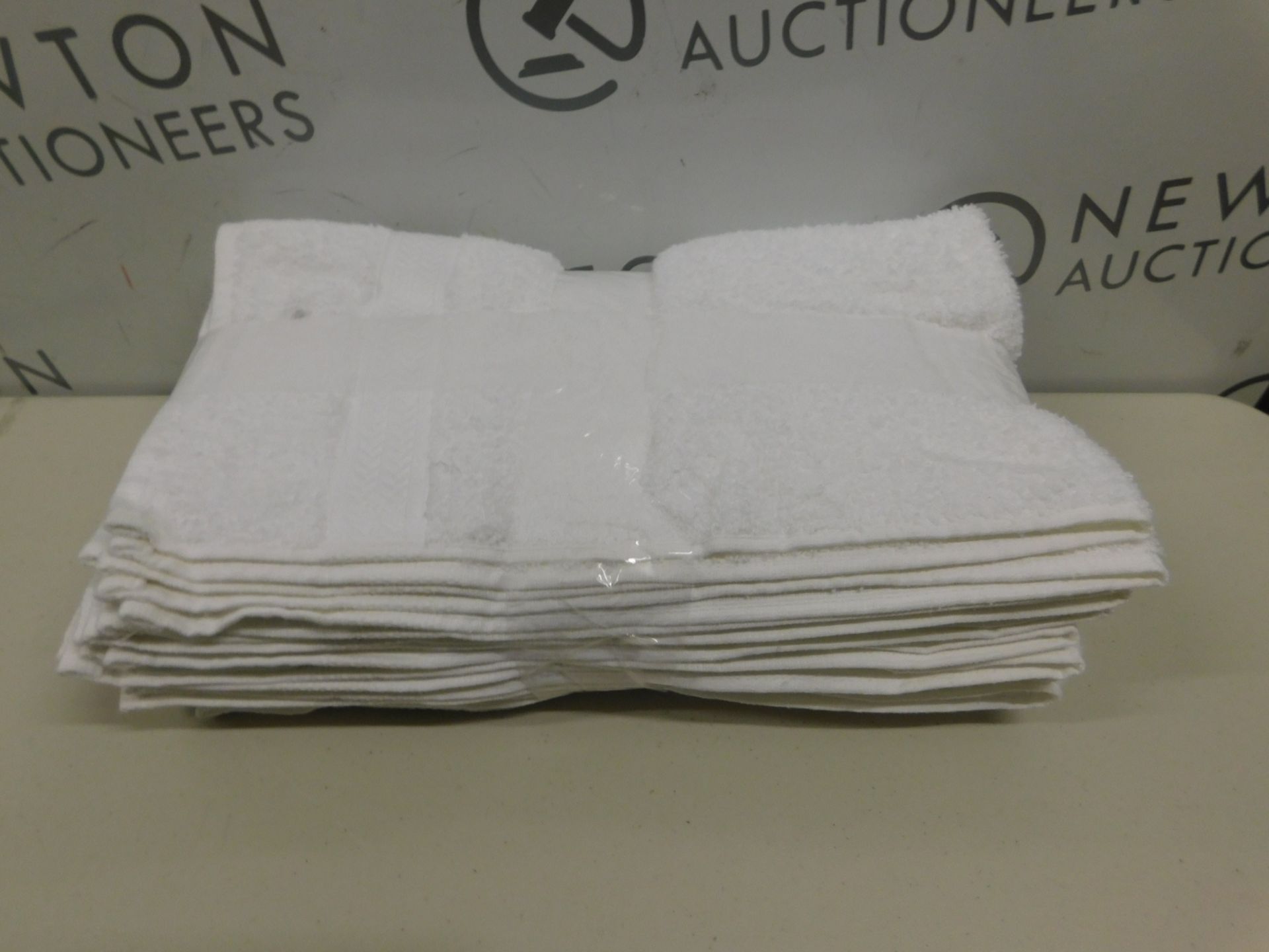 8 GRANDEUR HOSPITALITY HAND TOWELS RRP £44.99