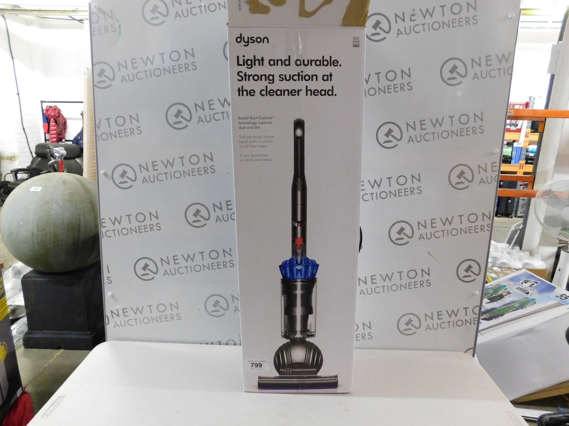 1 BOXED DYSON DC40 ANIMAL BALL VACUUM CLEANER WITH ACCESSORIES RRP £389.99 (GOOD CONDITION)