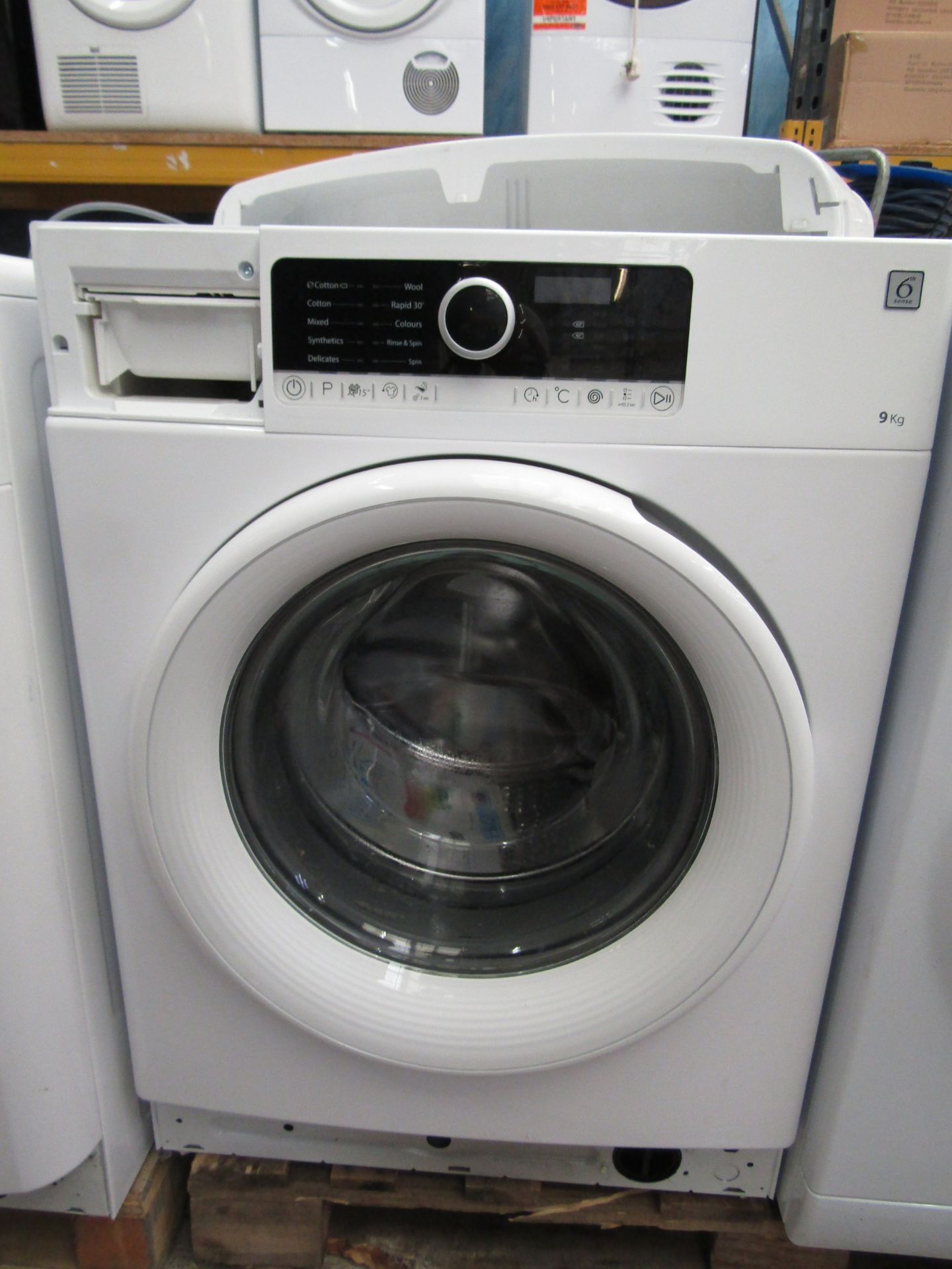 Whirlpool 9Kg  6th Sense Washing machine Powers up and Spins. Soap drawer front missing