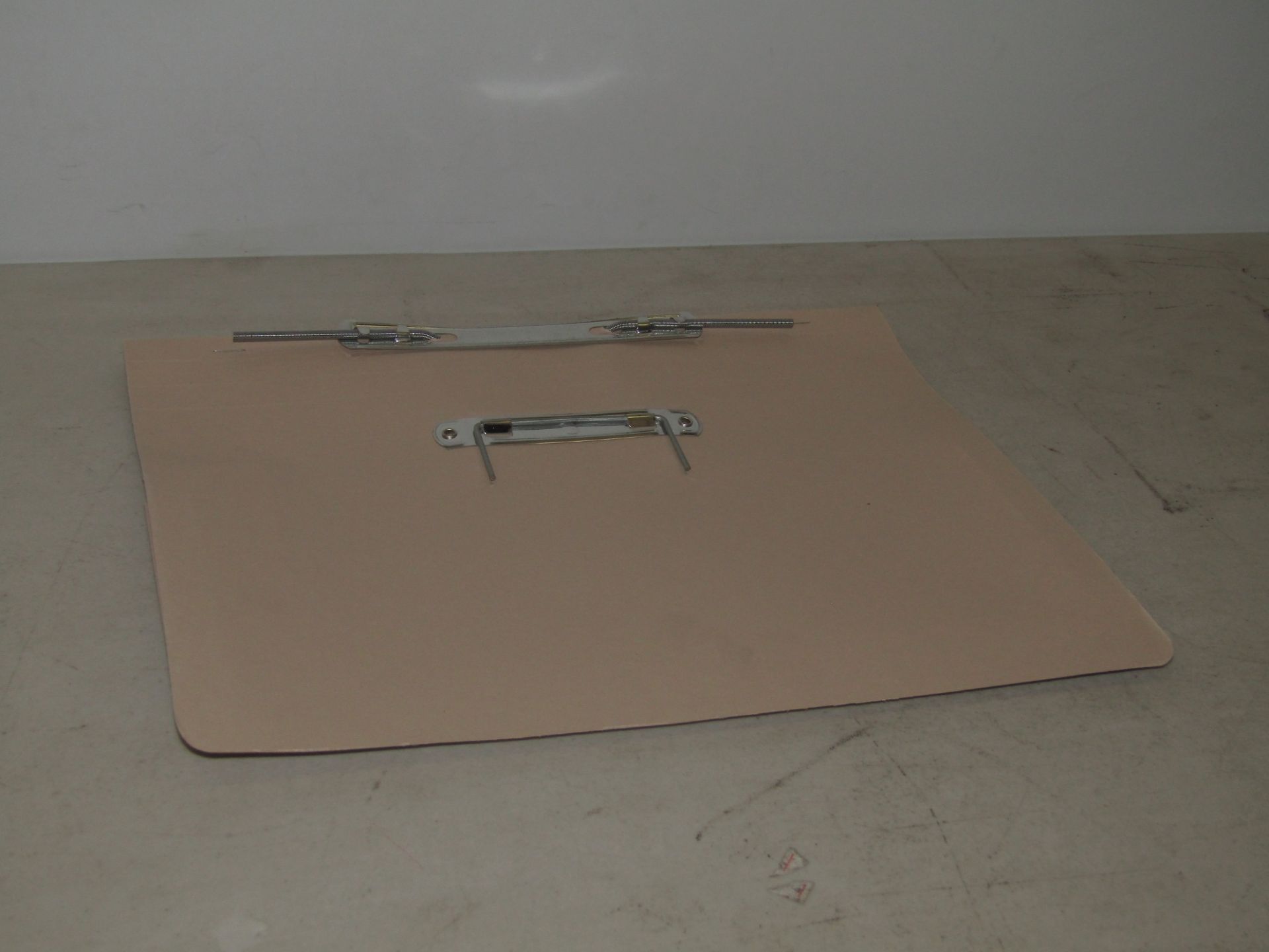 Box containing 25x Elba Fusion beige spring pocket files, new.