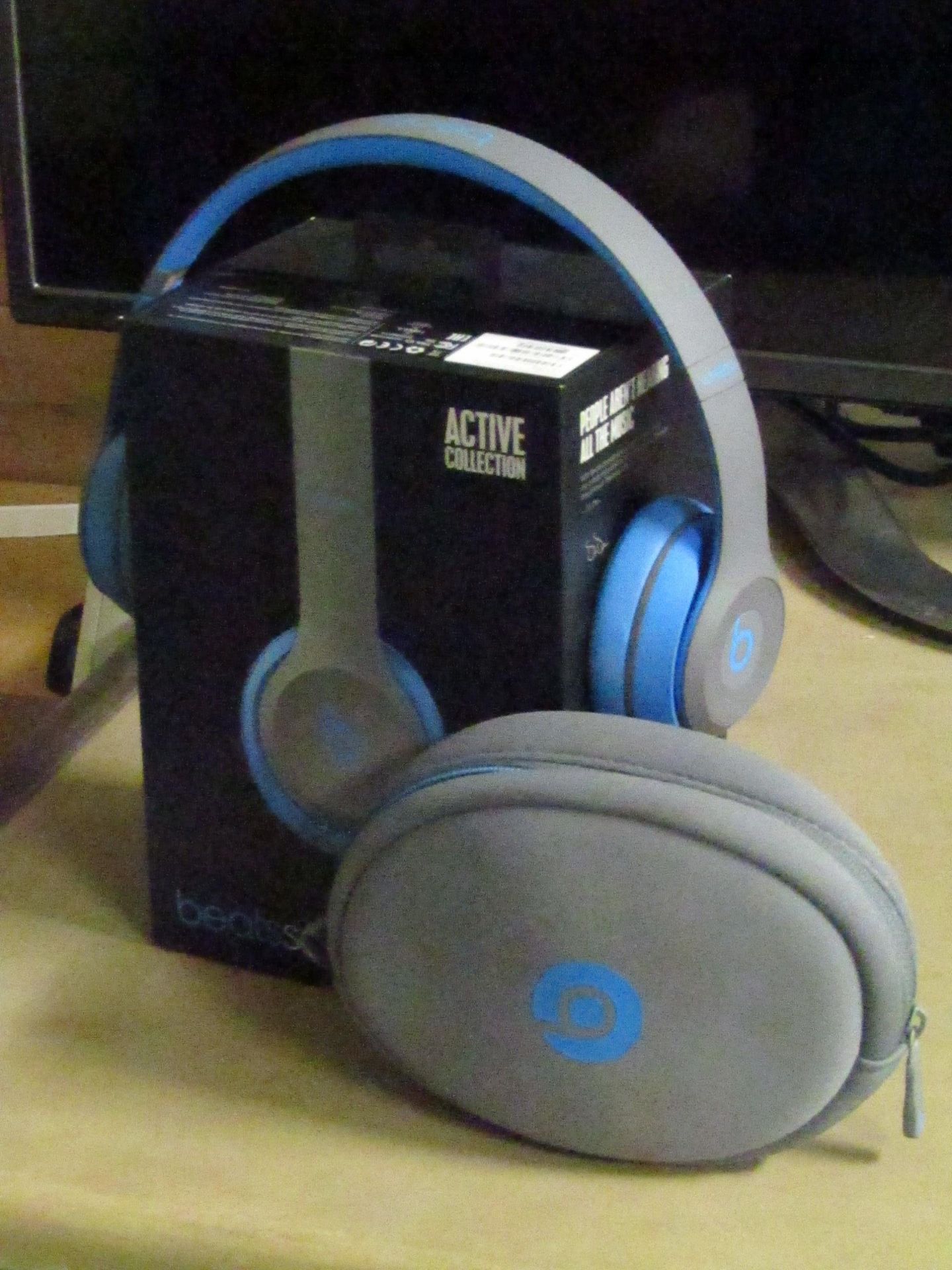 Beats Solo 2 wireless headphones, active collection - blue colour, only working on right ear,