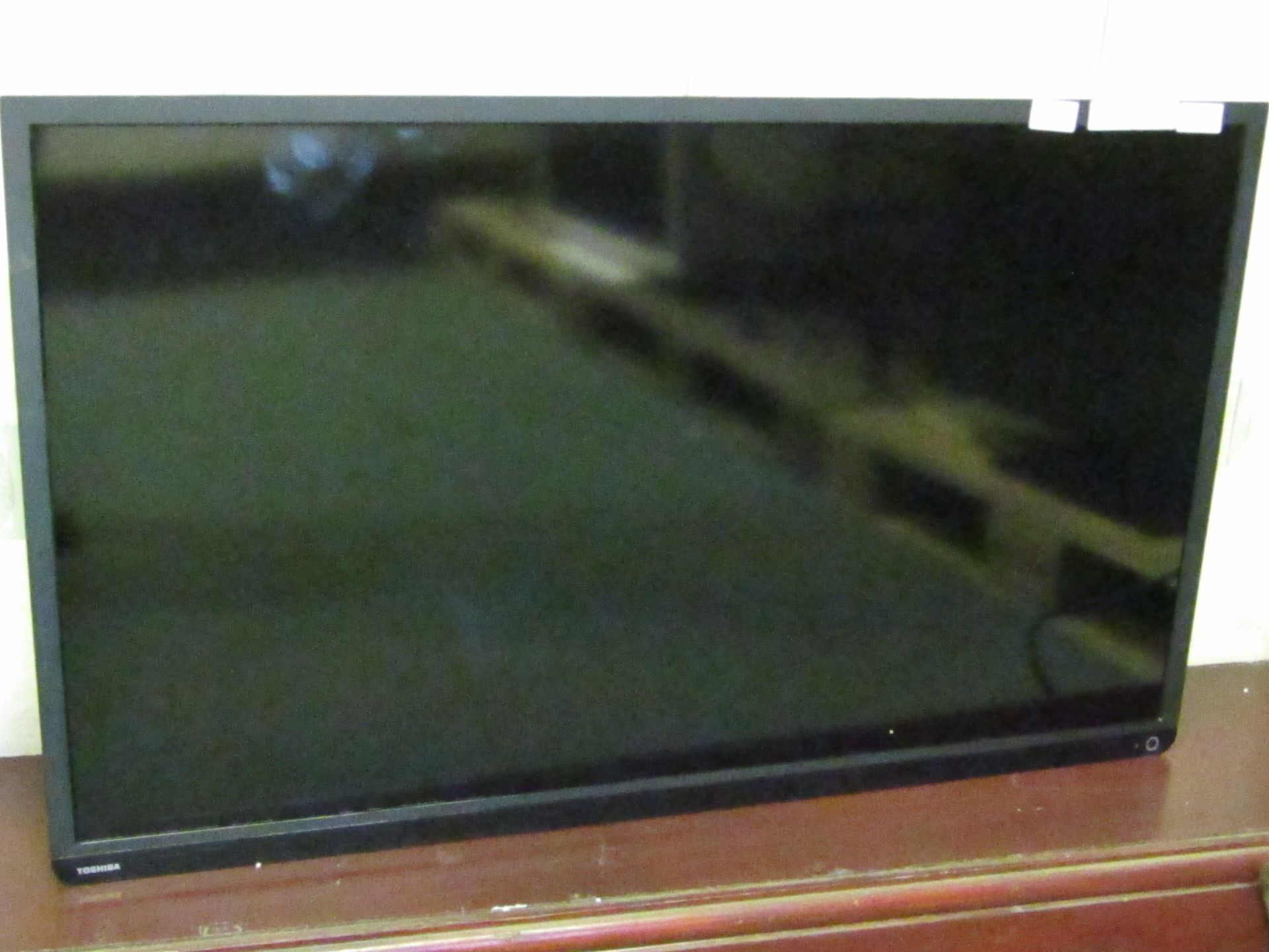 Toshiba LCD colour TV, model number 40l3453db, powers on but