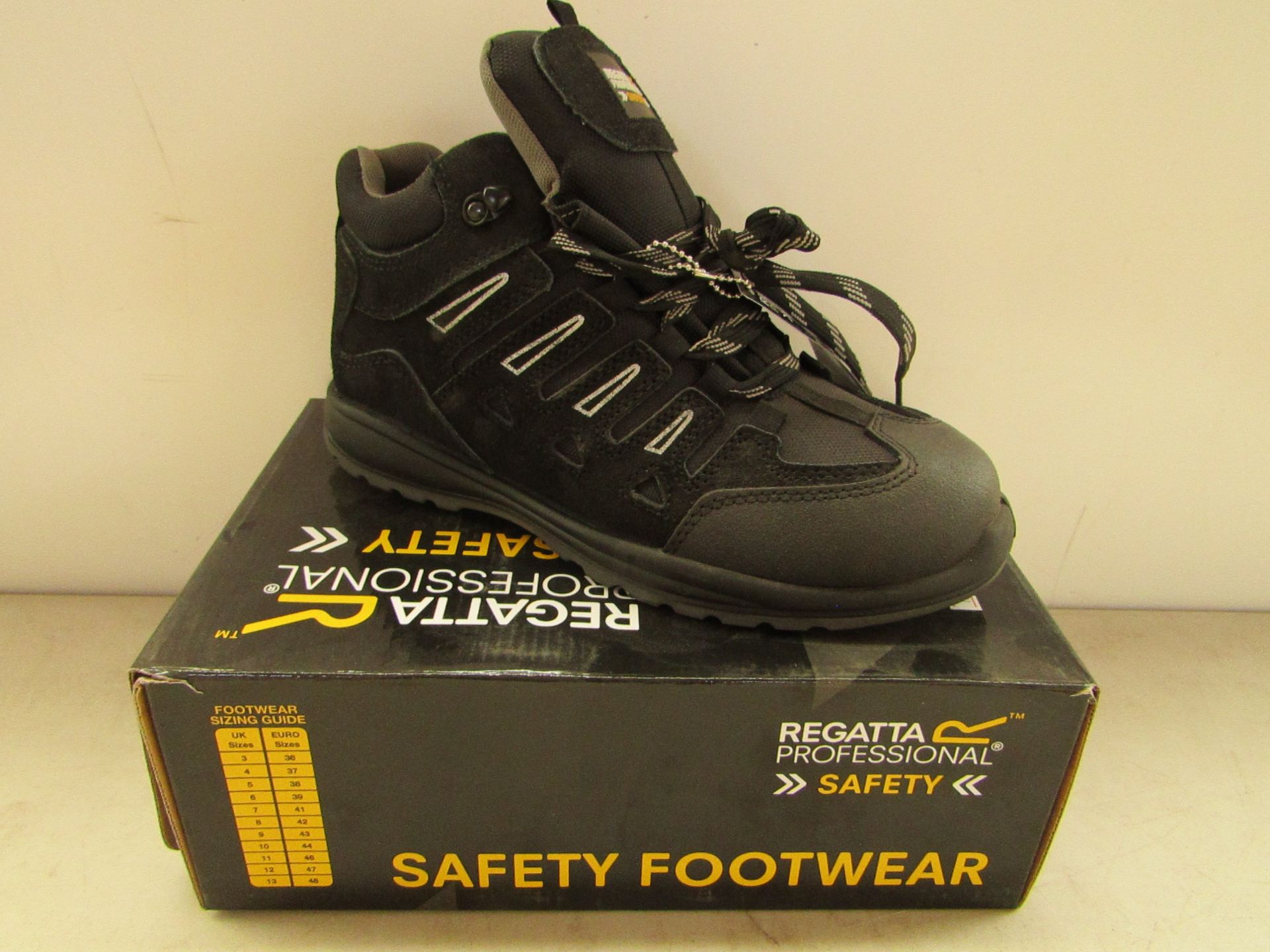 Regatta Professional Loader steel toe cap safety hikers, size UK7, RRP £59.99 new and boxed.