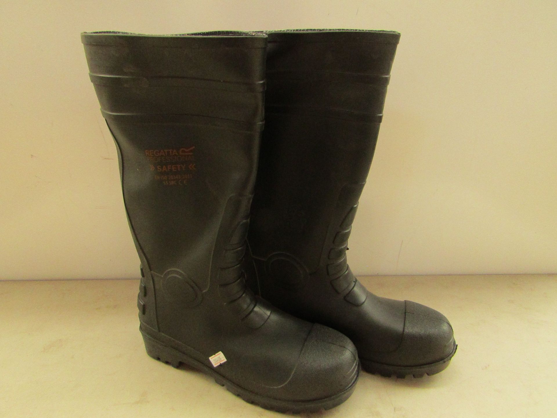 Regatta Professional Douglas steel toe cap safety wellingtons, size UK8, new and packaged.