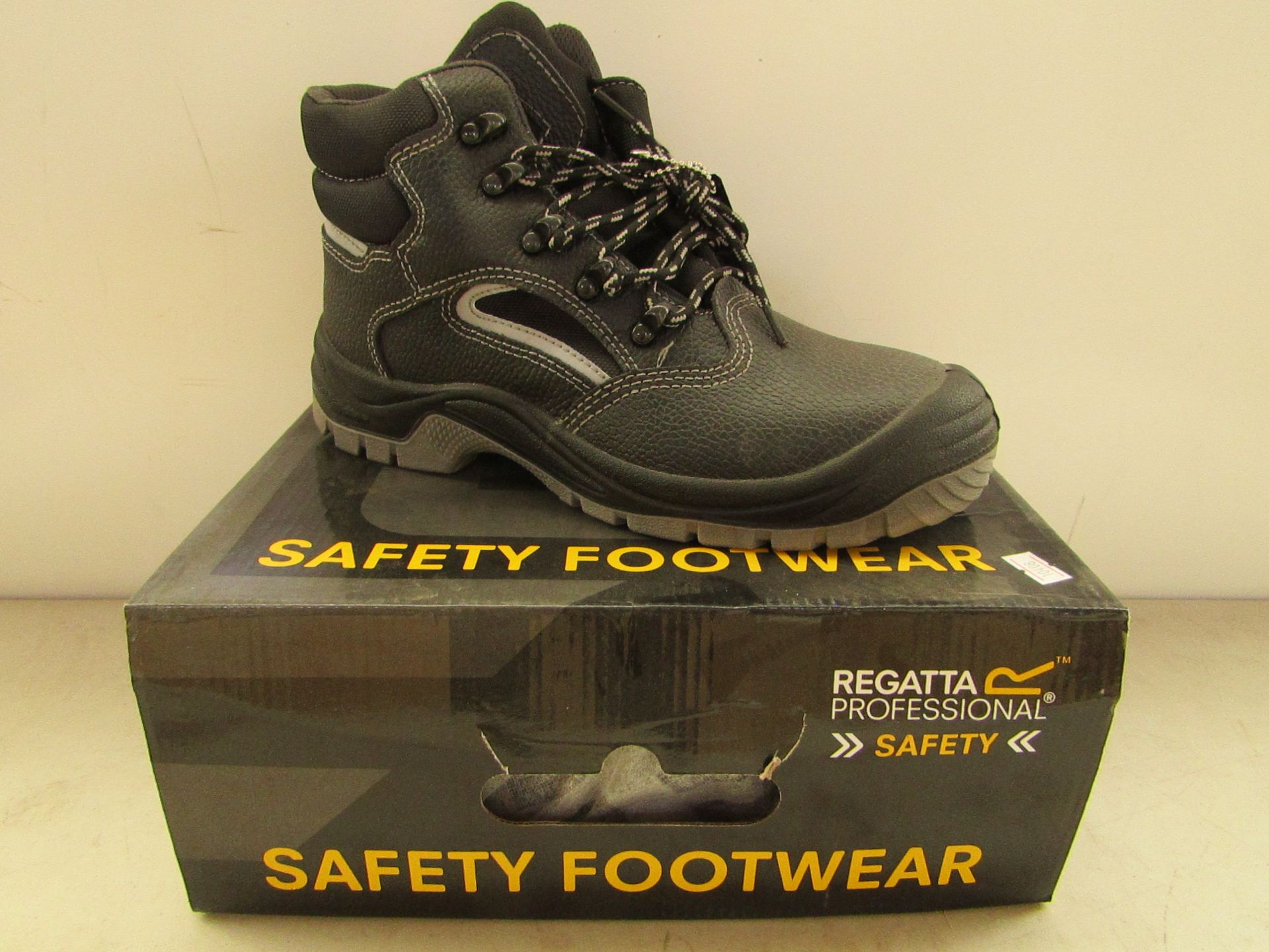 Regatta Professional Crompton steel toe cap safety boots, size UK7, RRP £59.99 new and boxed.