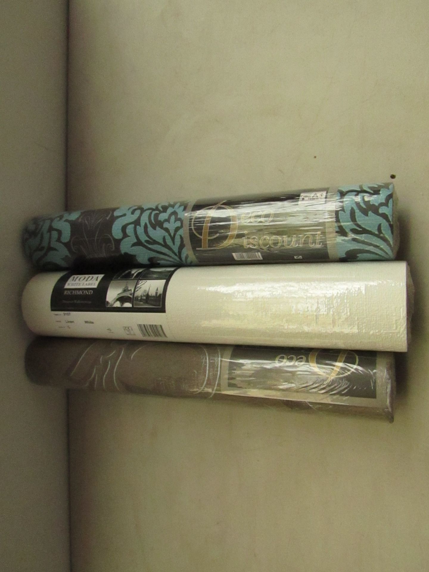 Box of 9x various rolls of wallpaper with brands such as Deco Discount and Moda.