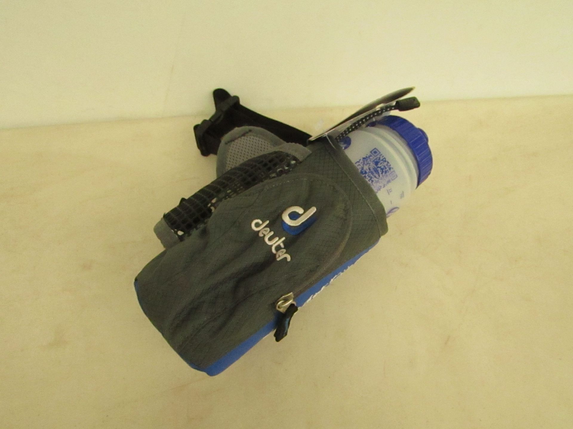 Deuter Xenofit comes with strap carry bag (2 zip up pouches and bottle holder)and 700ml water