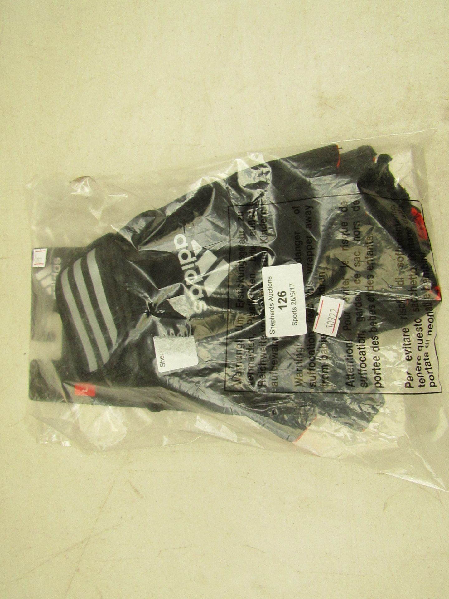 This lot contains.  - Adidas weightlifting gloves, new and packaged.  - speed rope, new and boxed.