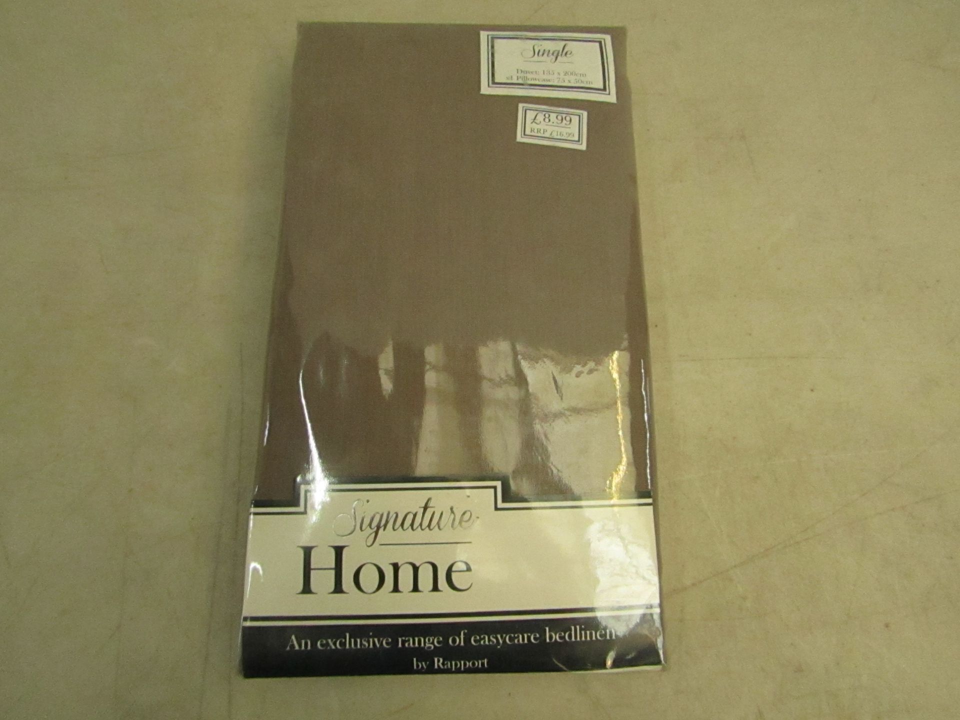 Signature Home single duvet 135 x 200cm and pillowcase 75 x 50cm. new and in packaging.