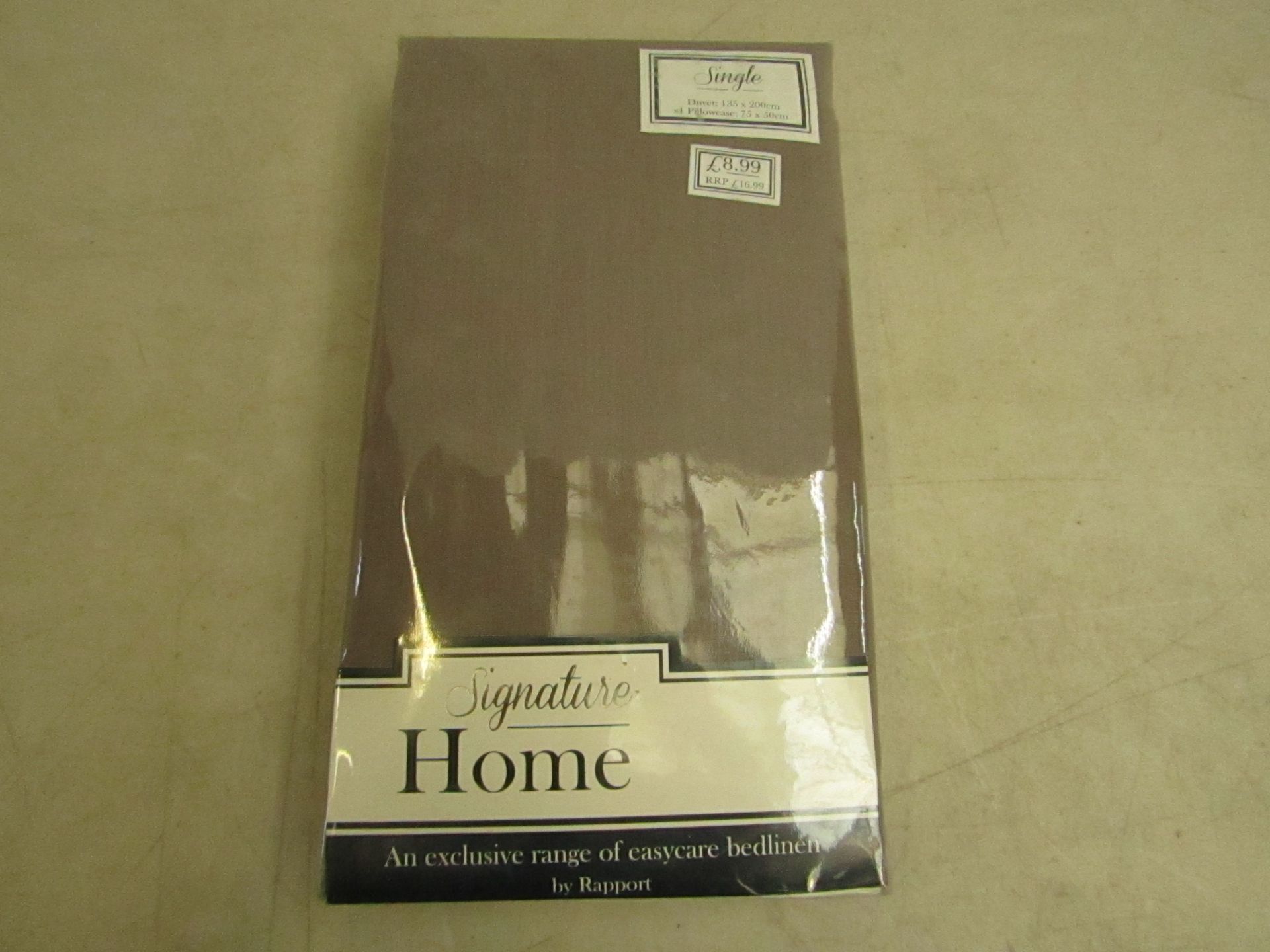 Signature Home single duvet 135 x 200cm and pillowcase 75 x 50cm. new and in packaging.