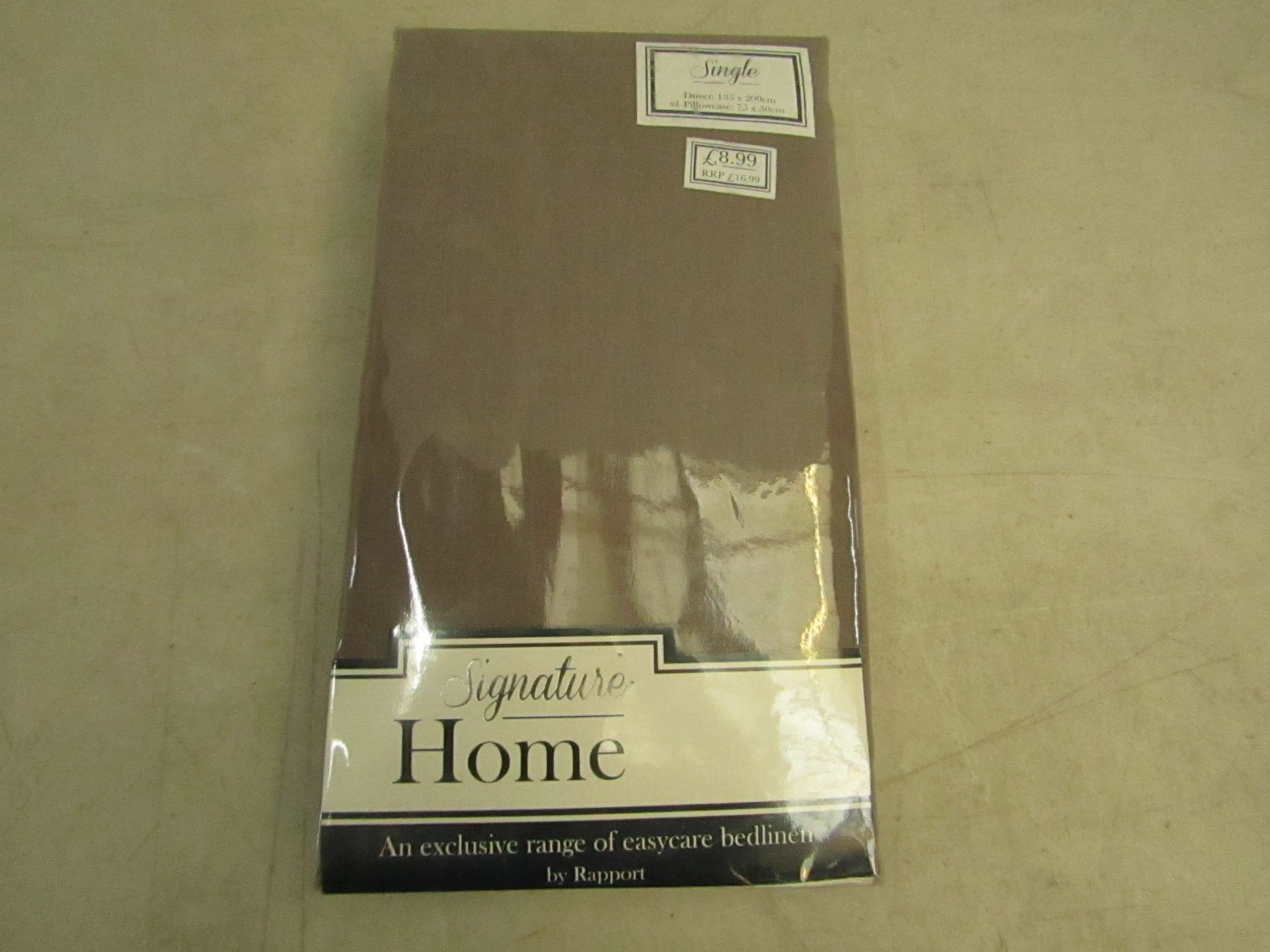 Signature Home single duvet 135 x 200cm and pillowcase 75 x 50cm. new and in packaging.