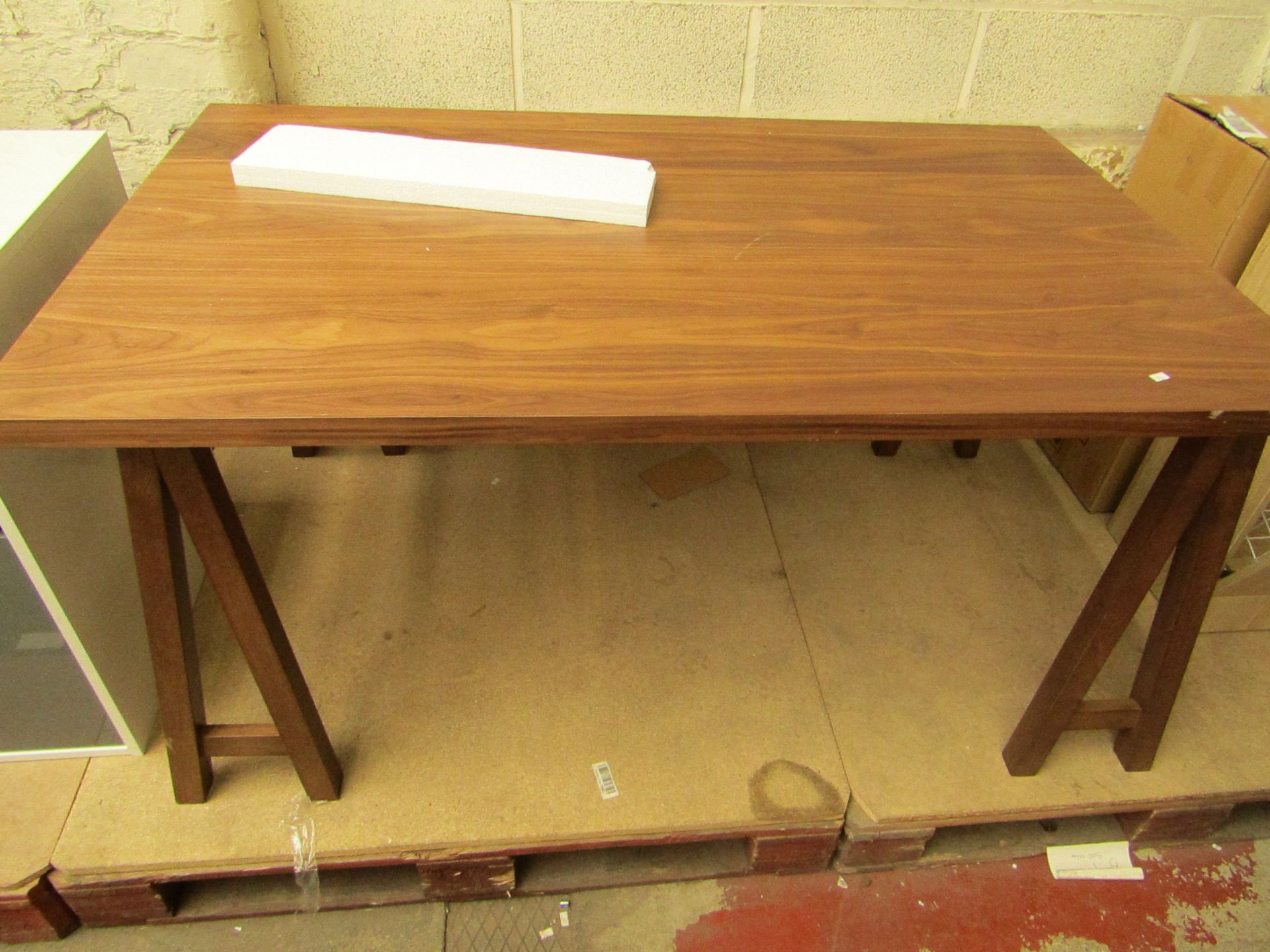 Tressle table/large desk, damaged corner and no screws