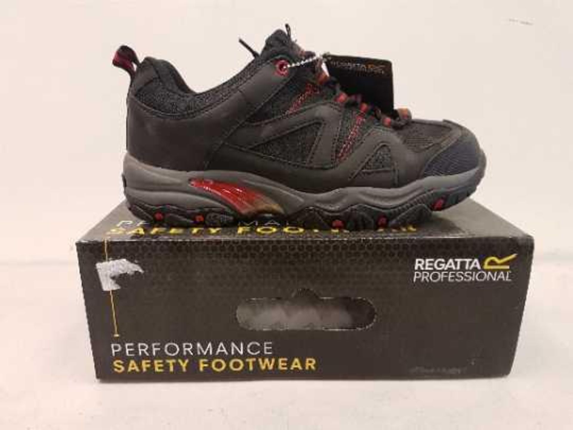 REGATTA HARDWEAR RIVERBECK S1P SAFETY TRAINERS. Size 9 (EUR 43). New and boxed.  Material: PU,