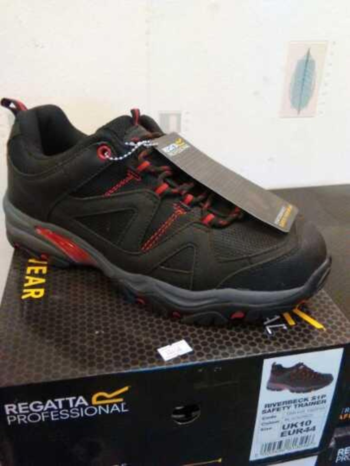 REGATTA HARDWEAR RIVERBECK S1P SAFETY TRAINERS. Size 9 (EUR 43). New and boxed.  Material: PU,