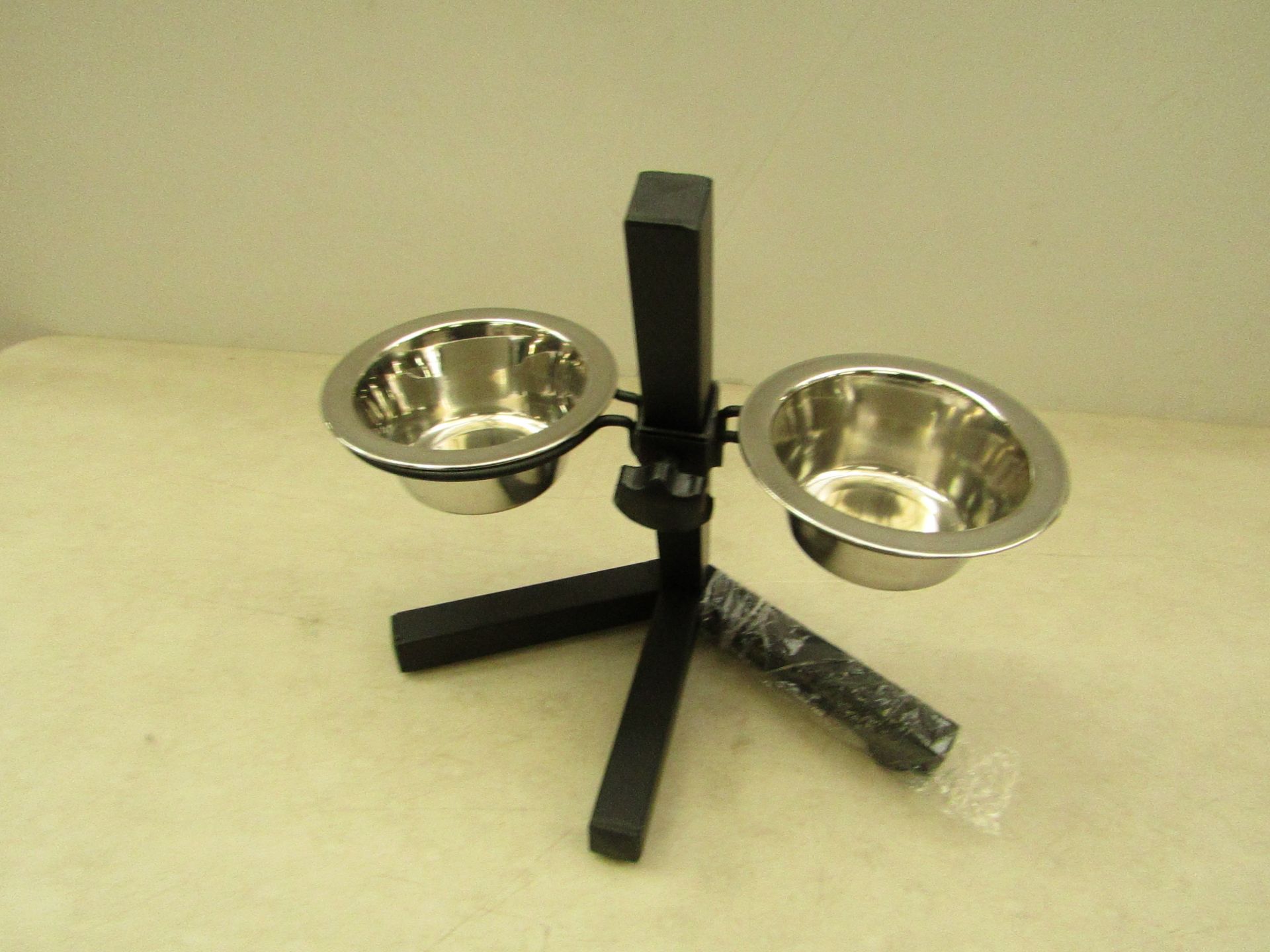 Pet water and food bowl on 1 stand, comes with box
