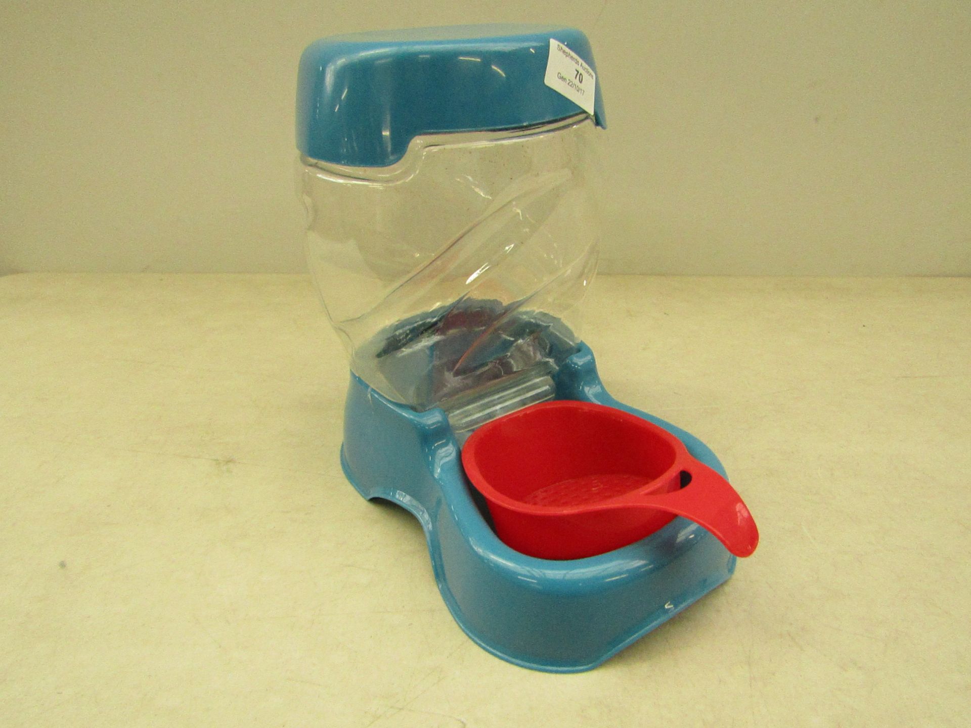 Animal feeder with tray