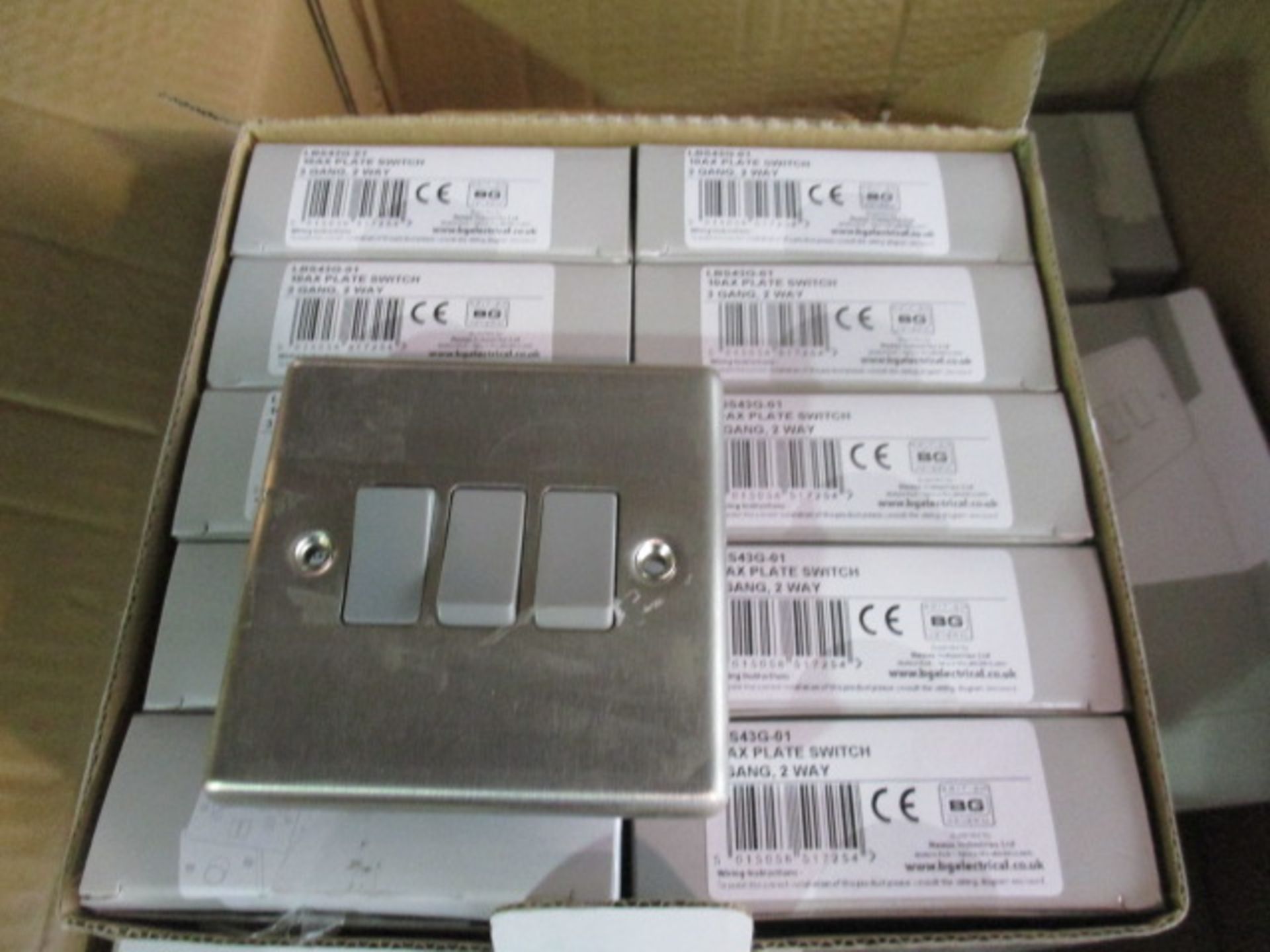 Appx 50pcs - 3 way switch in brush aluminium - new and boxed - rrp œ8.99 each