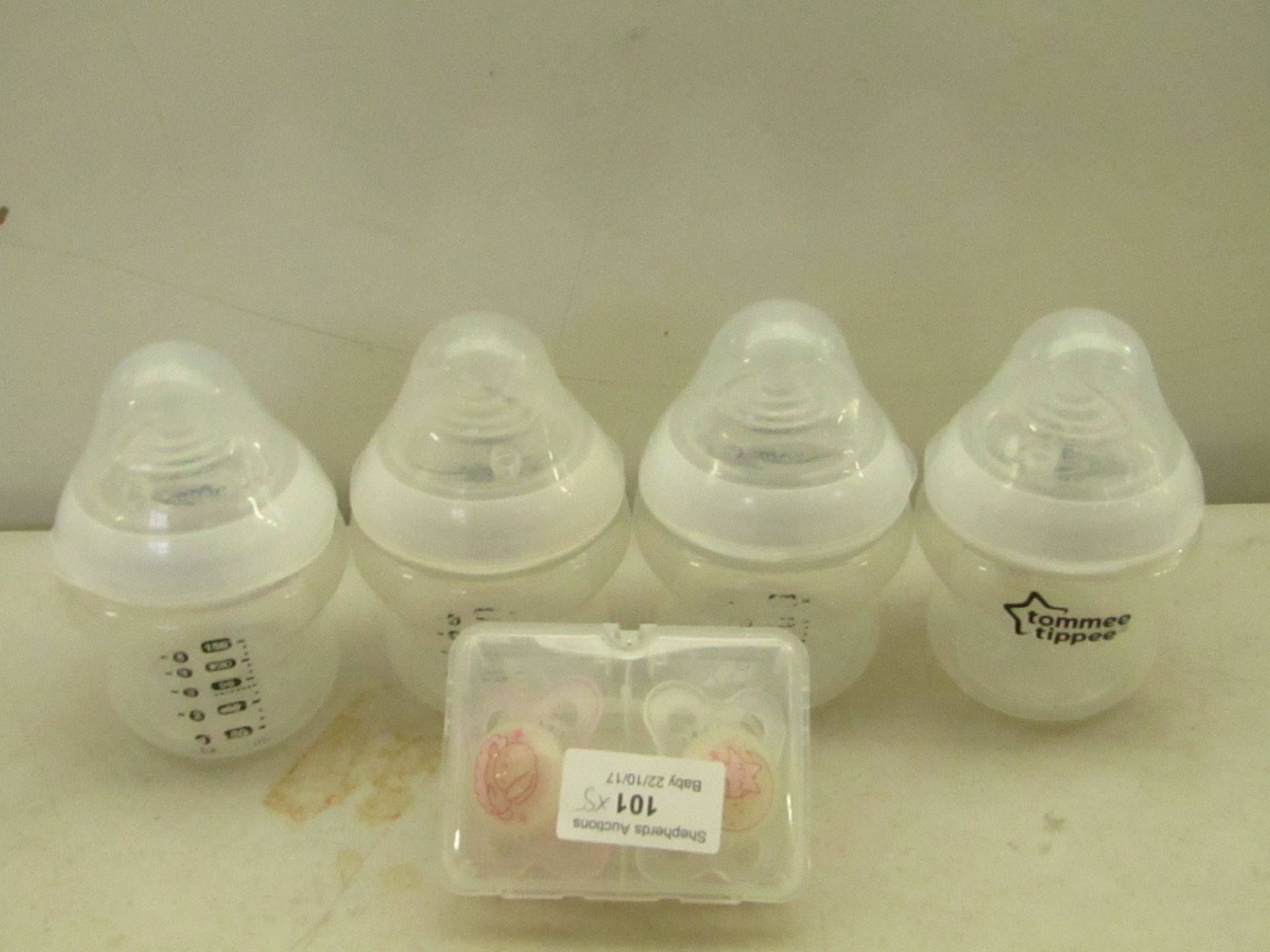 4x Tommee Tippiee 150ml feeding Bottles and a Pack of 2 Dummies