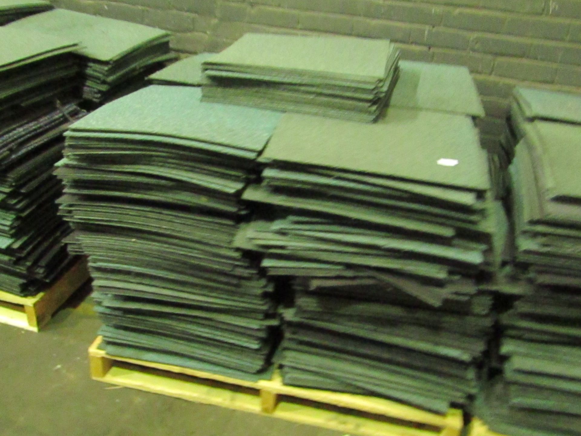 Pallet containing approx 400x Carpet Tiles, 500 x 500mm