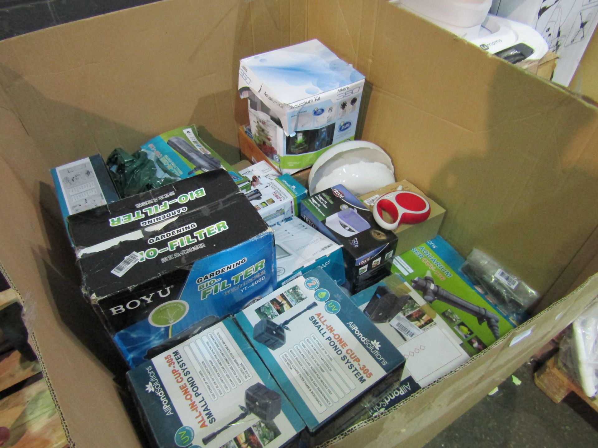 Approx 20x various pet items such as small pond systems, aquarium filters and much more, all