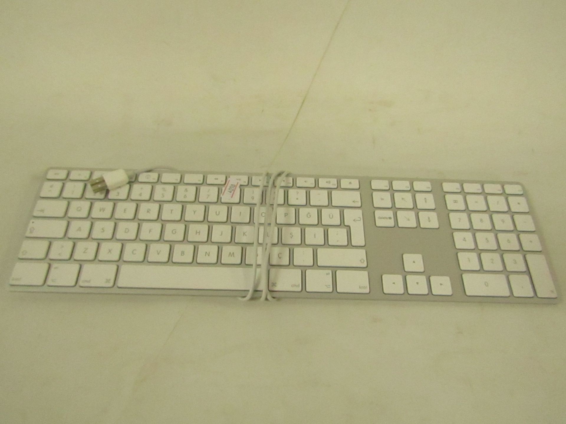3x Various Apple keyboards, all untested and 1x boxed.