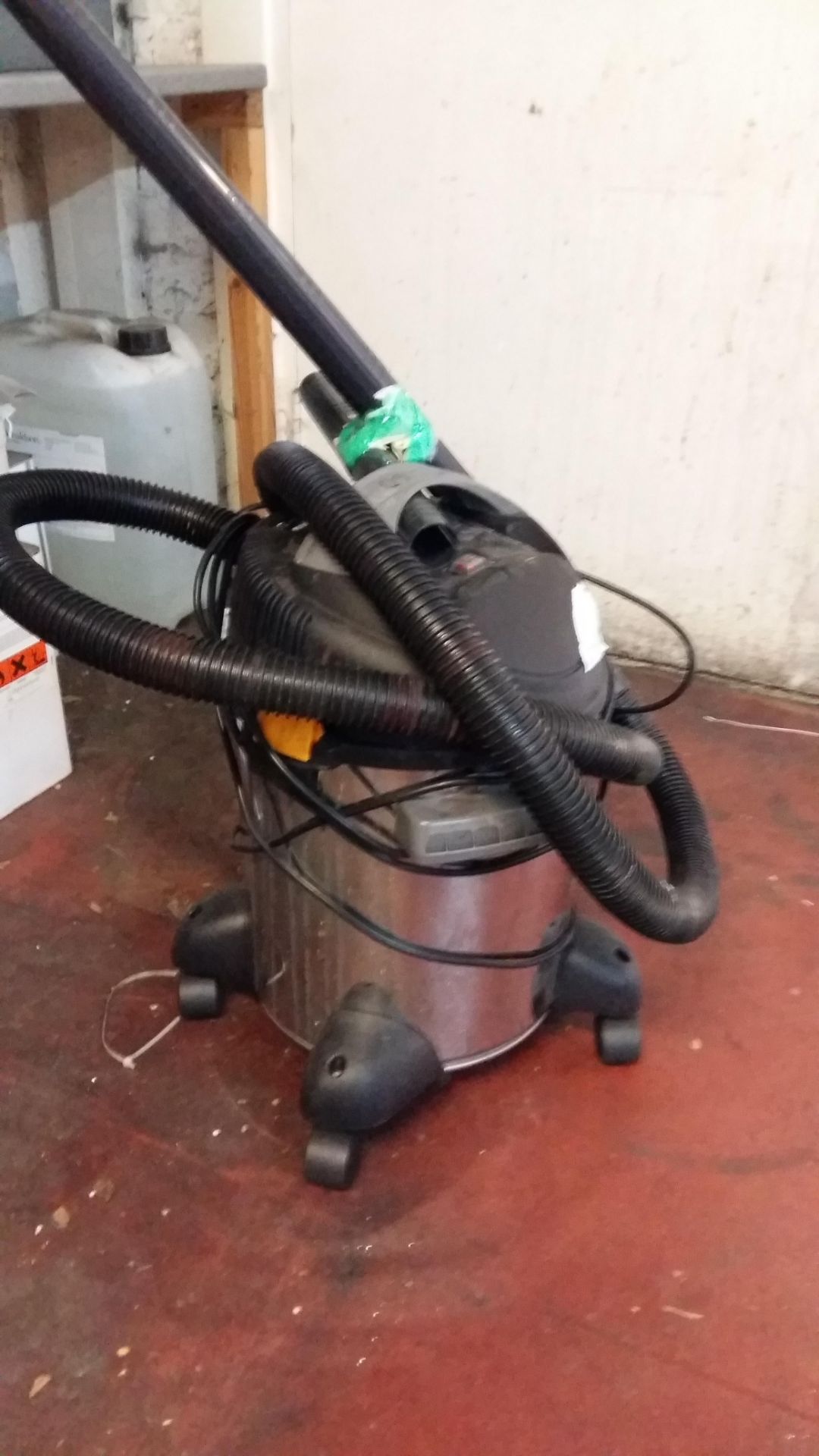 Titan TTB551VAC Wet/Dry Vacuum - Image 3 of 4