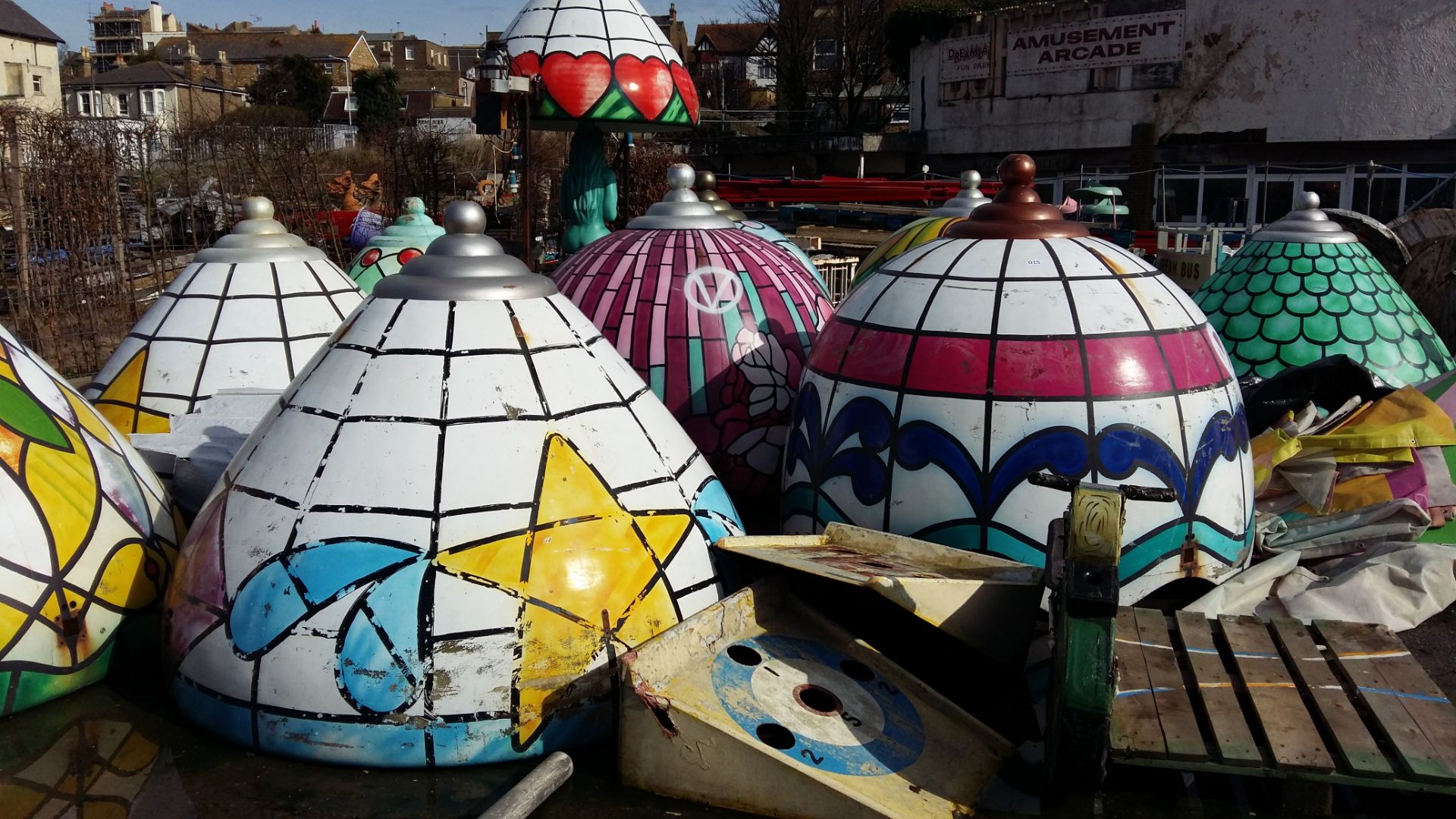 (11) Blackpool Illuminations fibreglass Tiffany lamp shades - Image 4 of 9