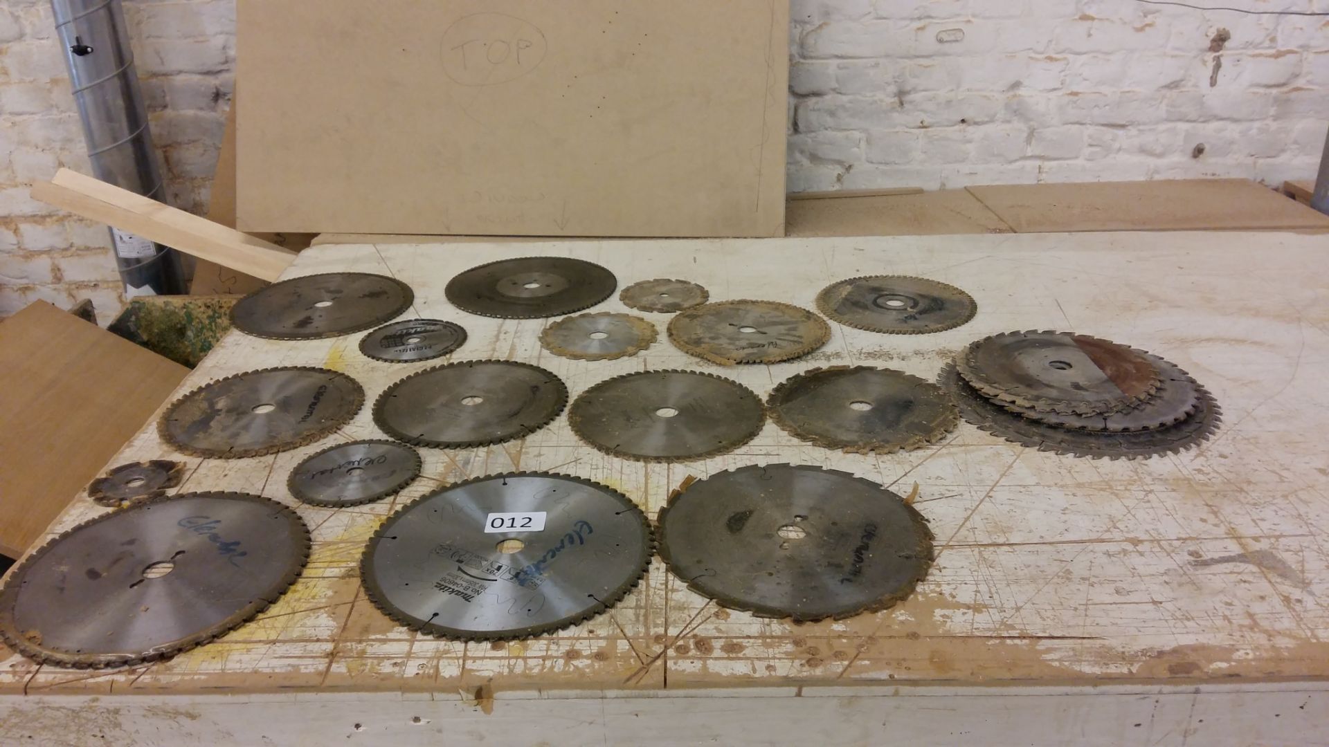 (26) Various circular saw blades