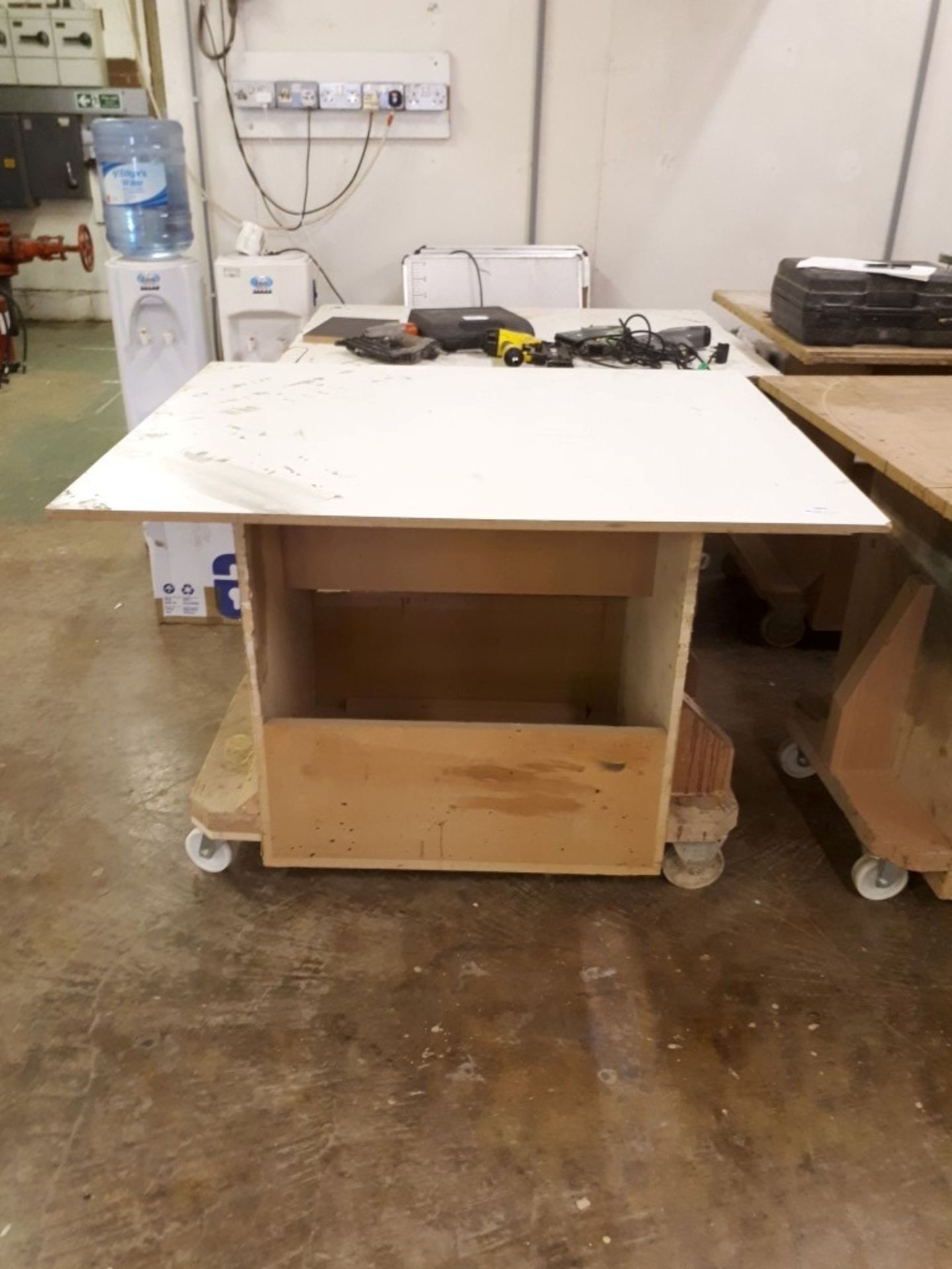 (2) Mobile workbenches