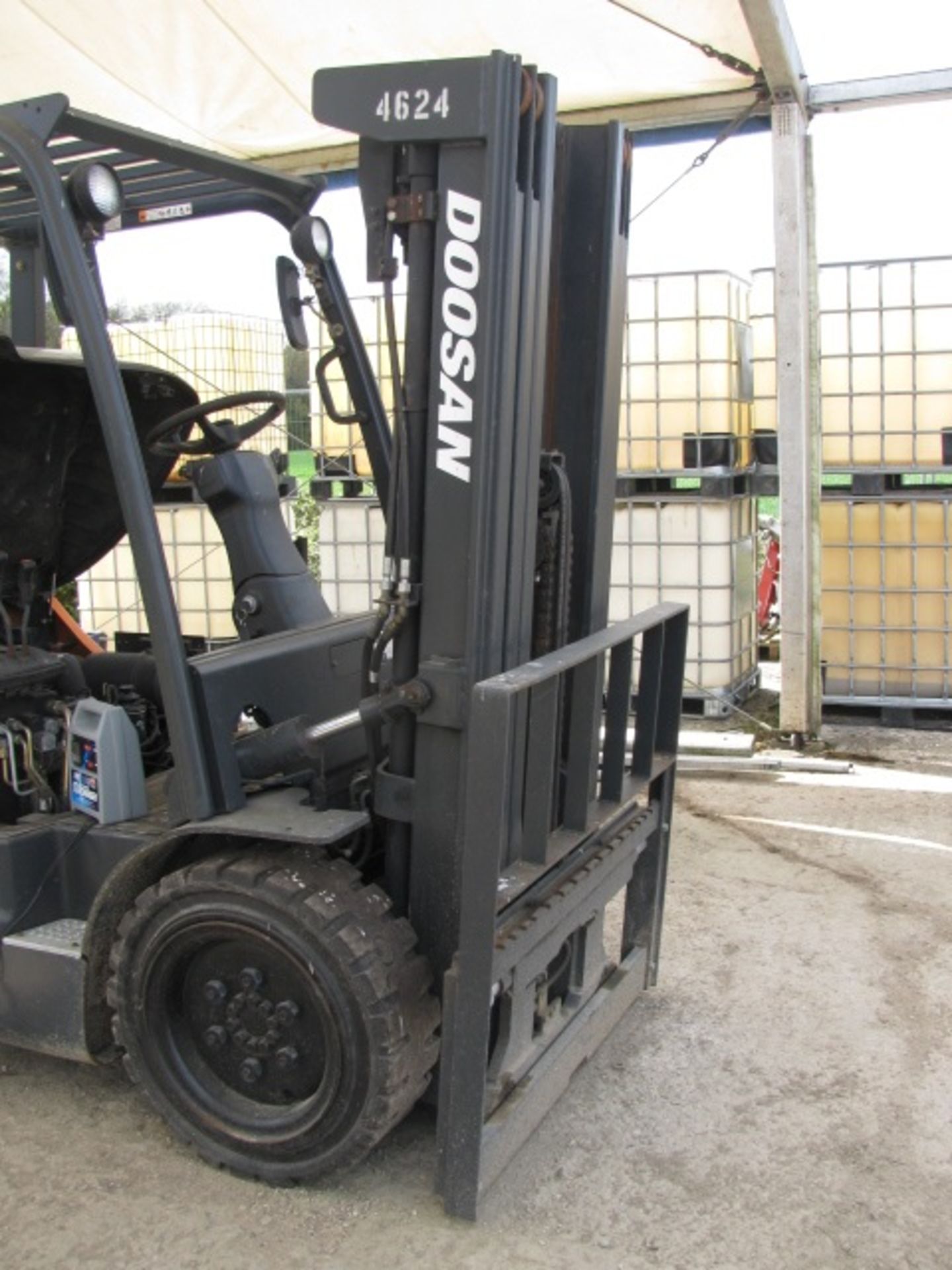 Doosan 33 Pro 5 diesel ride on fork lift truck - Image 4 of 10