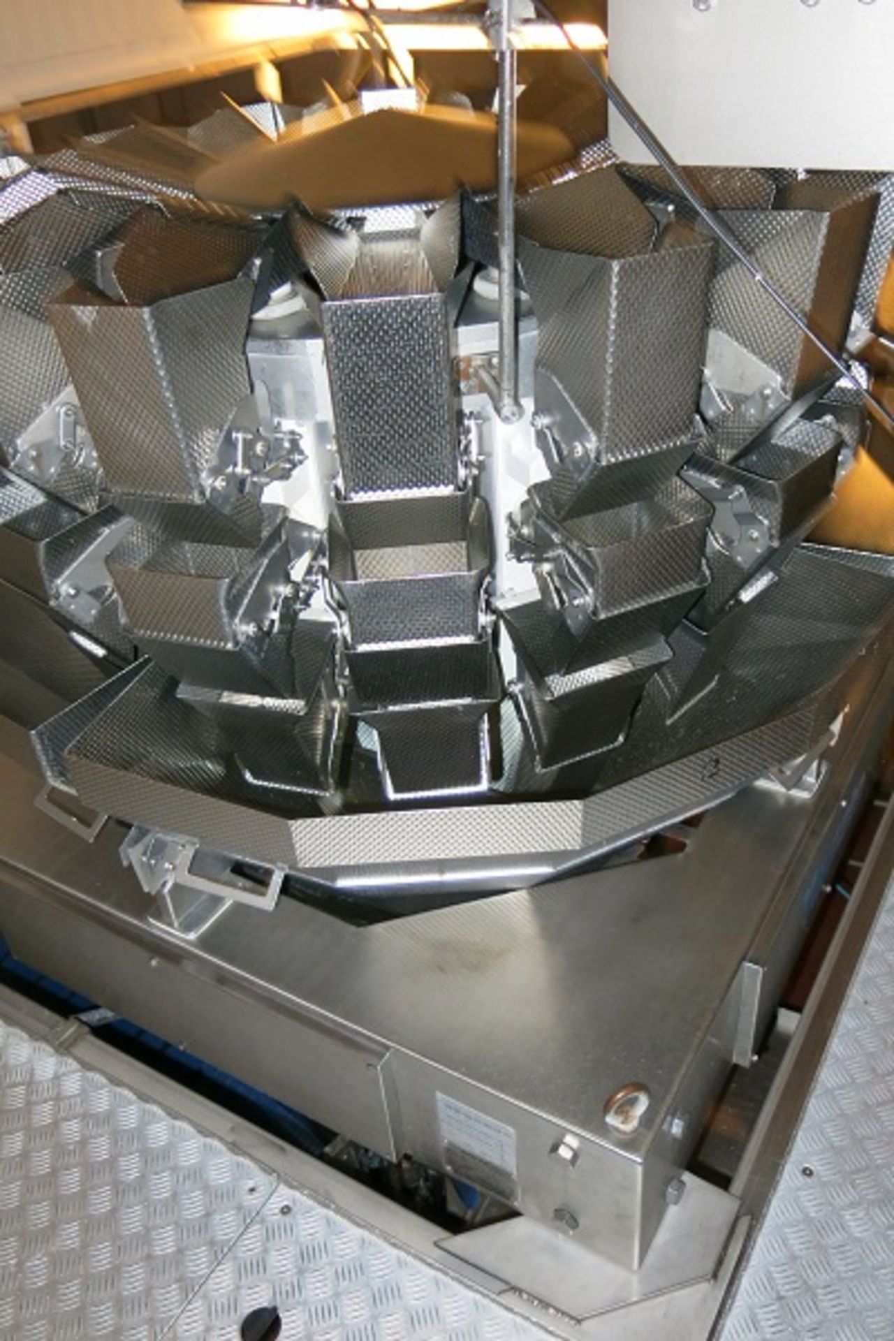 (CE) Yamato Dataweigh Model ADA-516MV 16-head multiweigher - A lift out charge will apply - Image 2 of 5