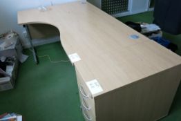 Light wood effect corner desk