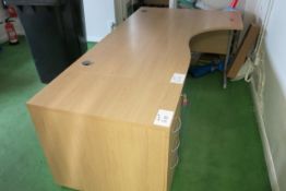 Light wood effect corner desk