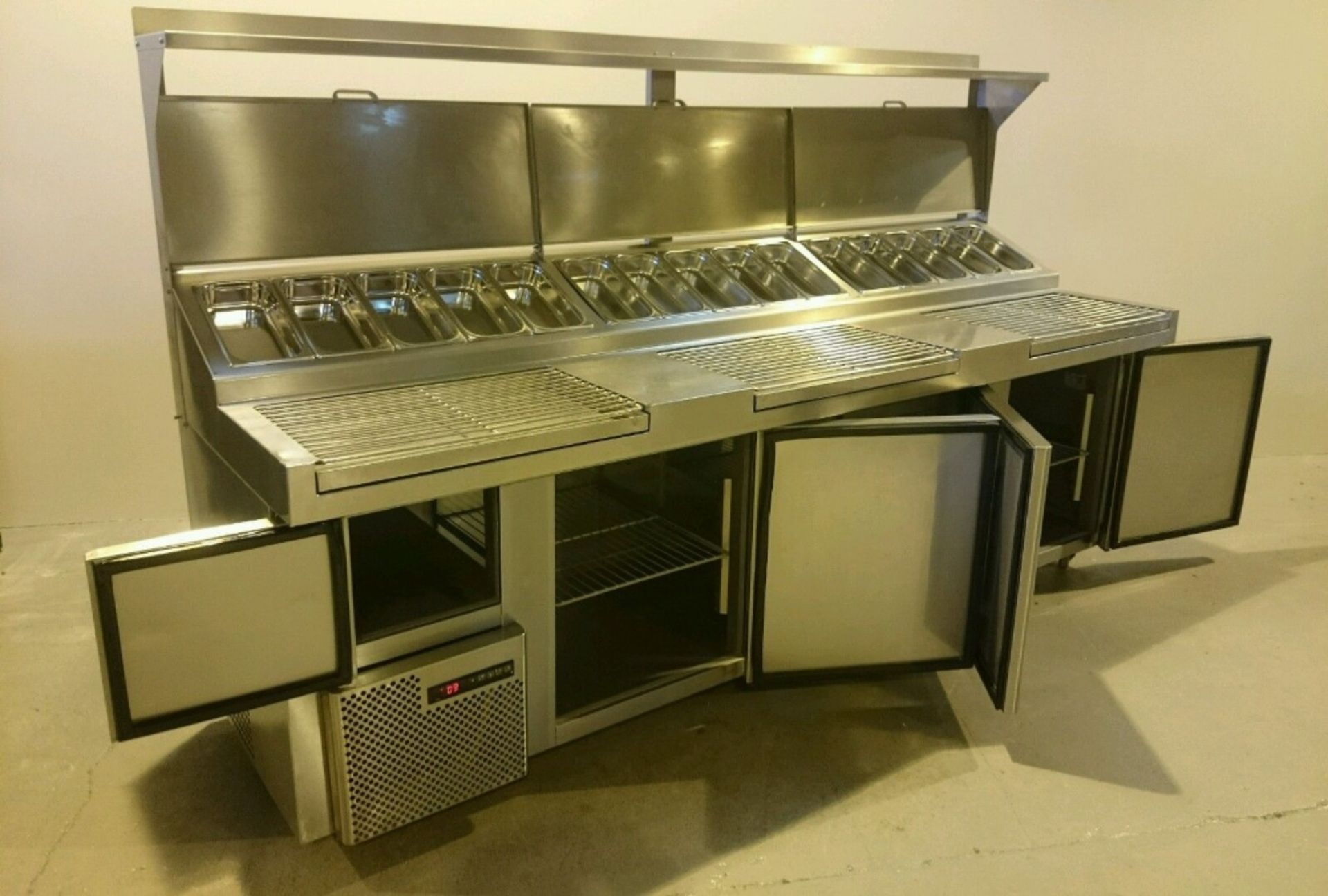 Glendon Large Stainless Steel Pizza Preparation Table Fridge takes 15 Pans top shelf - Image 2 of 2