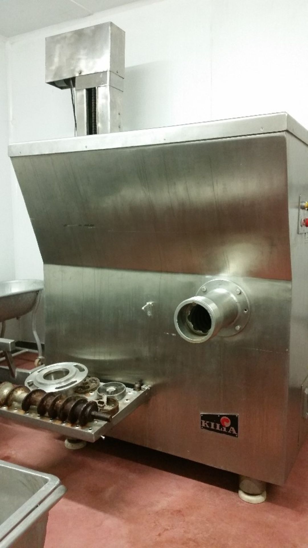 Kilia Electric Meat Grinder Capacity: up to 9000 kg/h Hopper volume: 400 l Throughput: 260 kg Min.