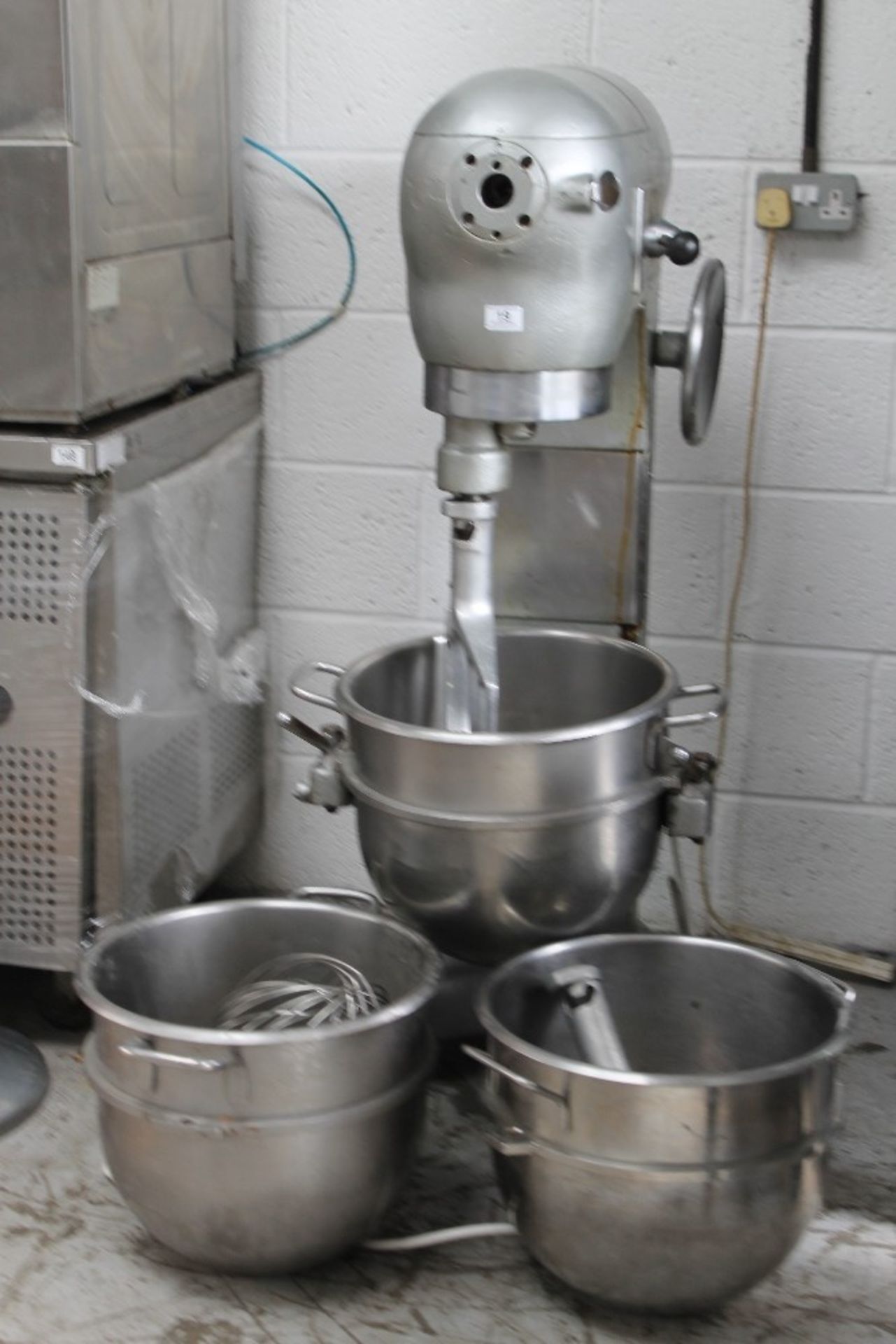 Hobart 30 Qrt Planetary Mixer with Beater , Whisk, Dough Hook + 3 Bowls – 3-ph- Tested – NO VAT