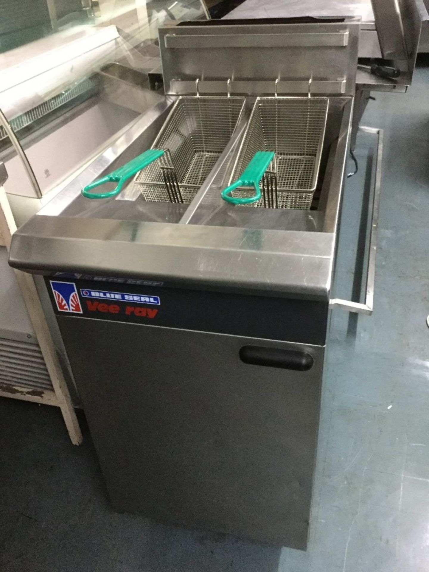 Blue Seal Gas Twin Tank Double Basket Fryer – NO VAT - Image 2 of 3