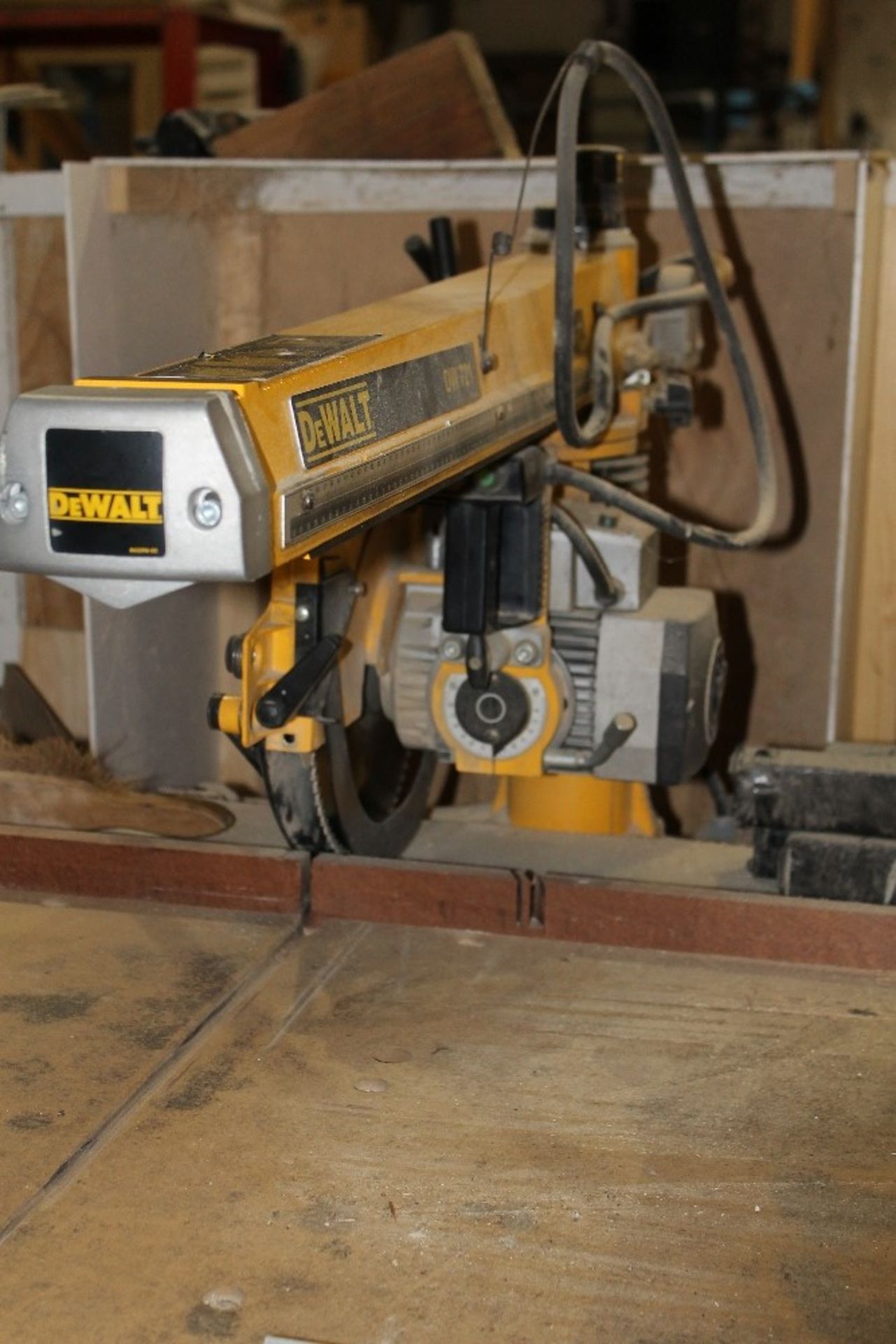 DeWalt Cross Cut Saw – Tested – Serial No 000028 – NO VAT   Lift Out Charge £50 + VAT Buyer to - Bild 3 aus 3