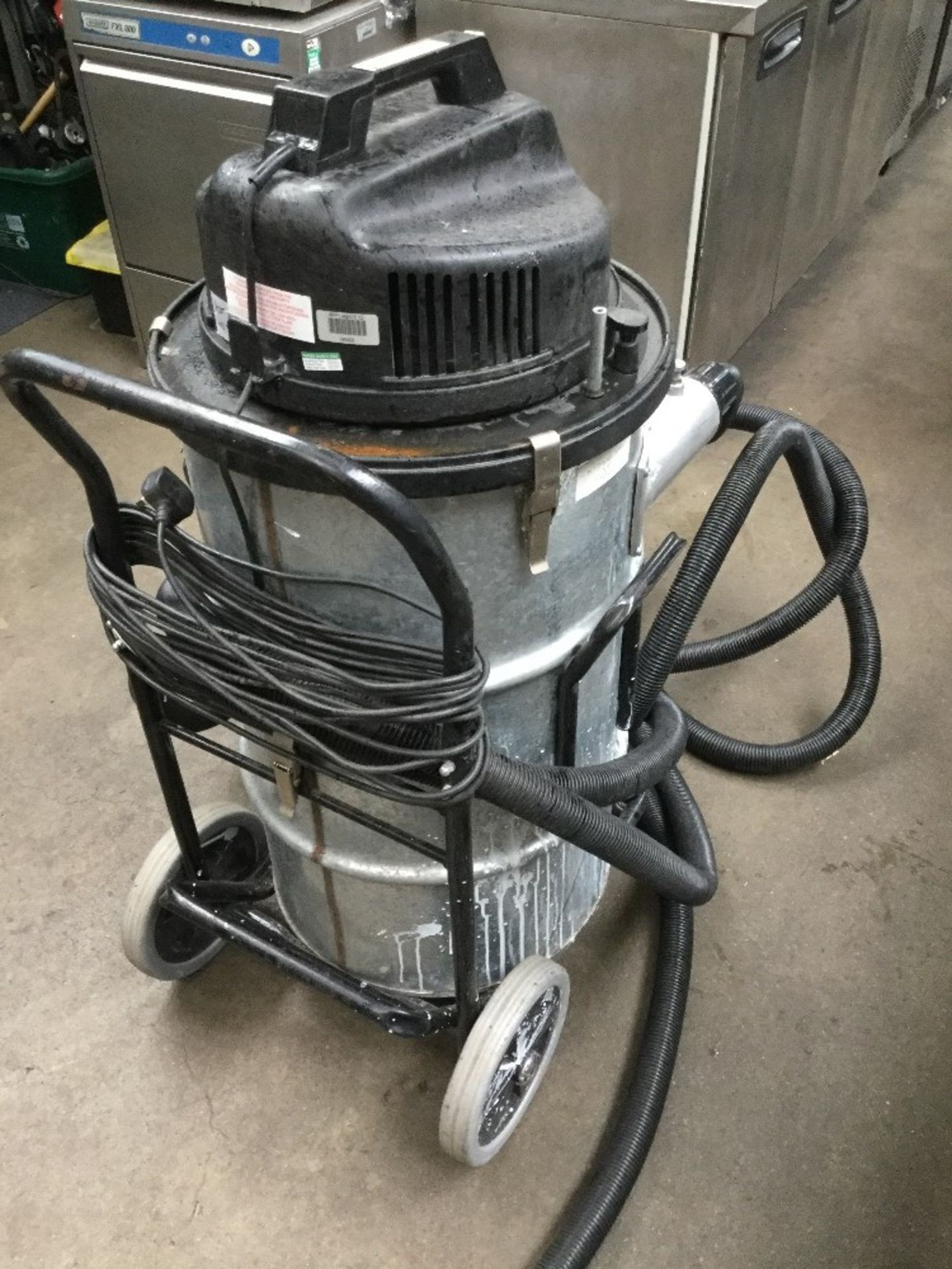 Duty Large Pneumatic Industrial Vacuum - on trolley – NO VAT - Image 2 of 3