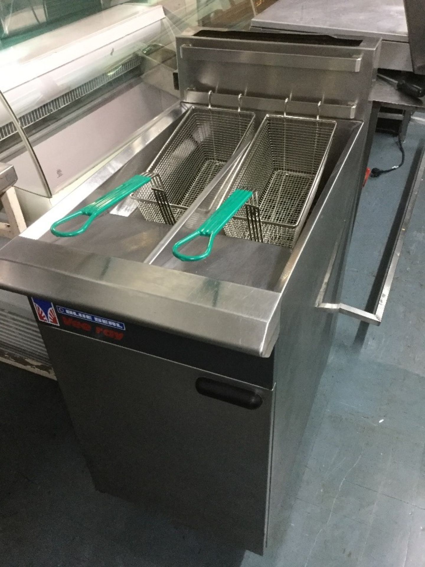 Blue Seal Gas Twin Tank Double Basket Fryer – NO VAT