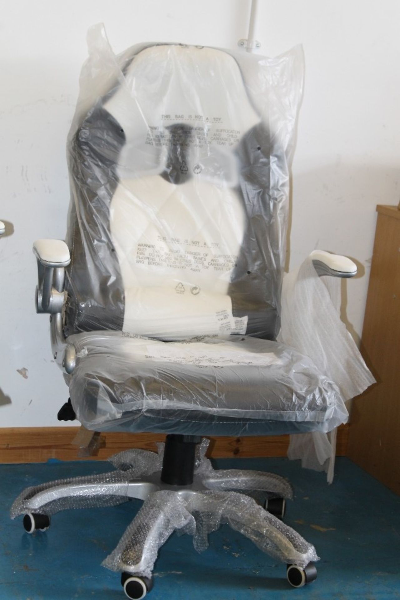 Brand New Executive Office Chair – White & Black Sports Seat Design - NO VAT