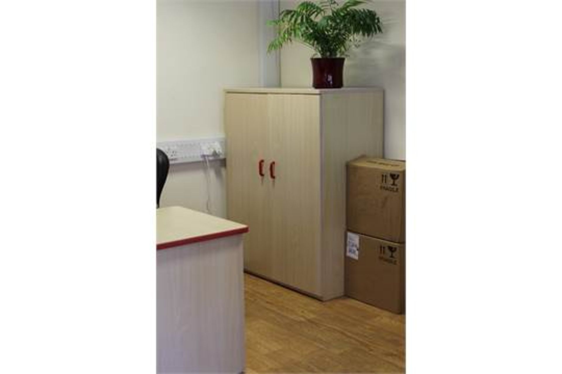 Office Furniture - Pine Wood - NO VAT This very modern office set consists large office desk - set - Image 4 of 4