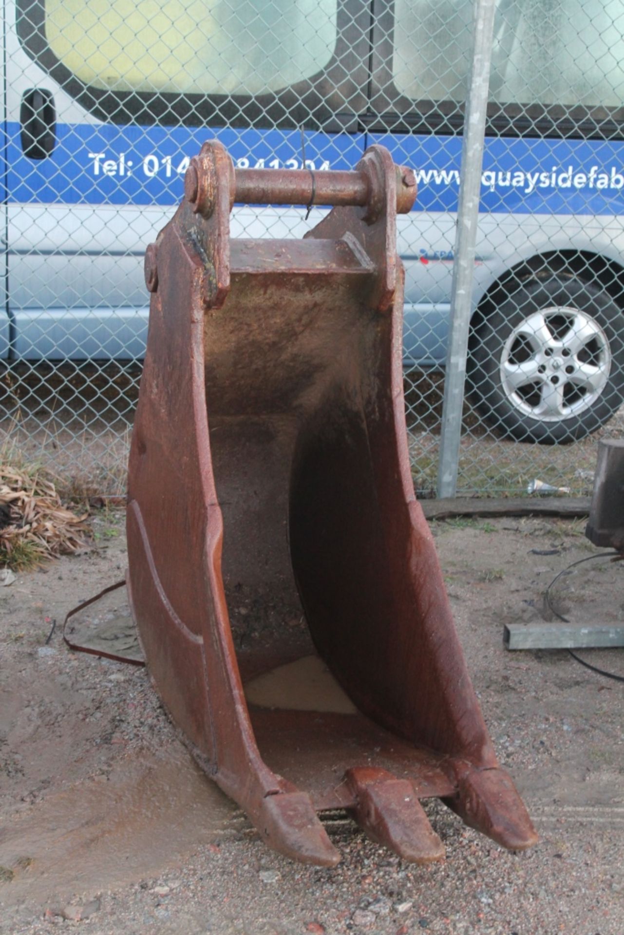 20 TON DIGGER BUCKET 18"