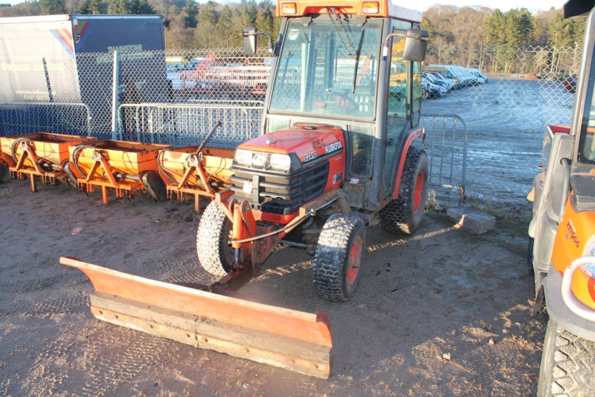 KUBOTA B2410 TRACTOR SV53 CWM 852 HOURS KEY IN P/CAB