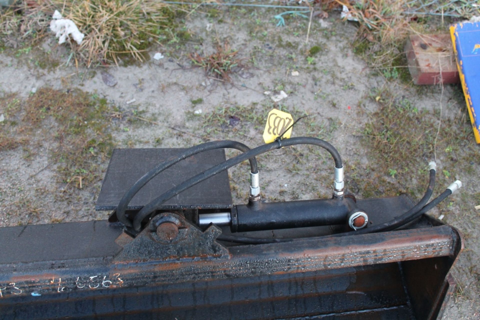 MINI DIGGER TILT BUCKET - Image 2 of 2