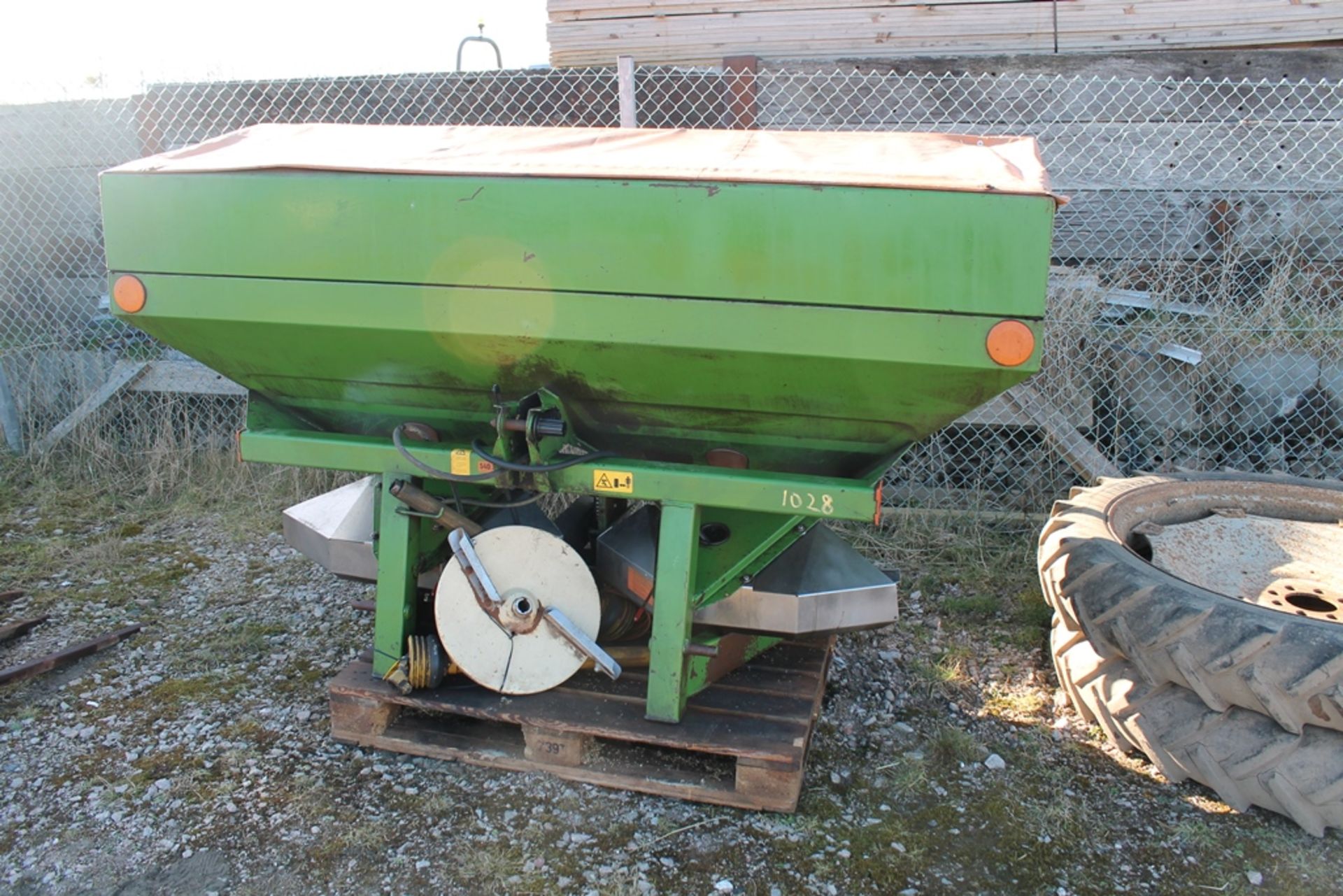 AMAZONE FERT SPREADER PTO & DISC IN P/C