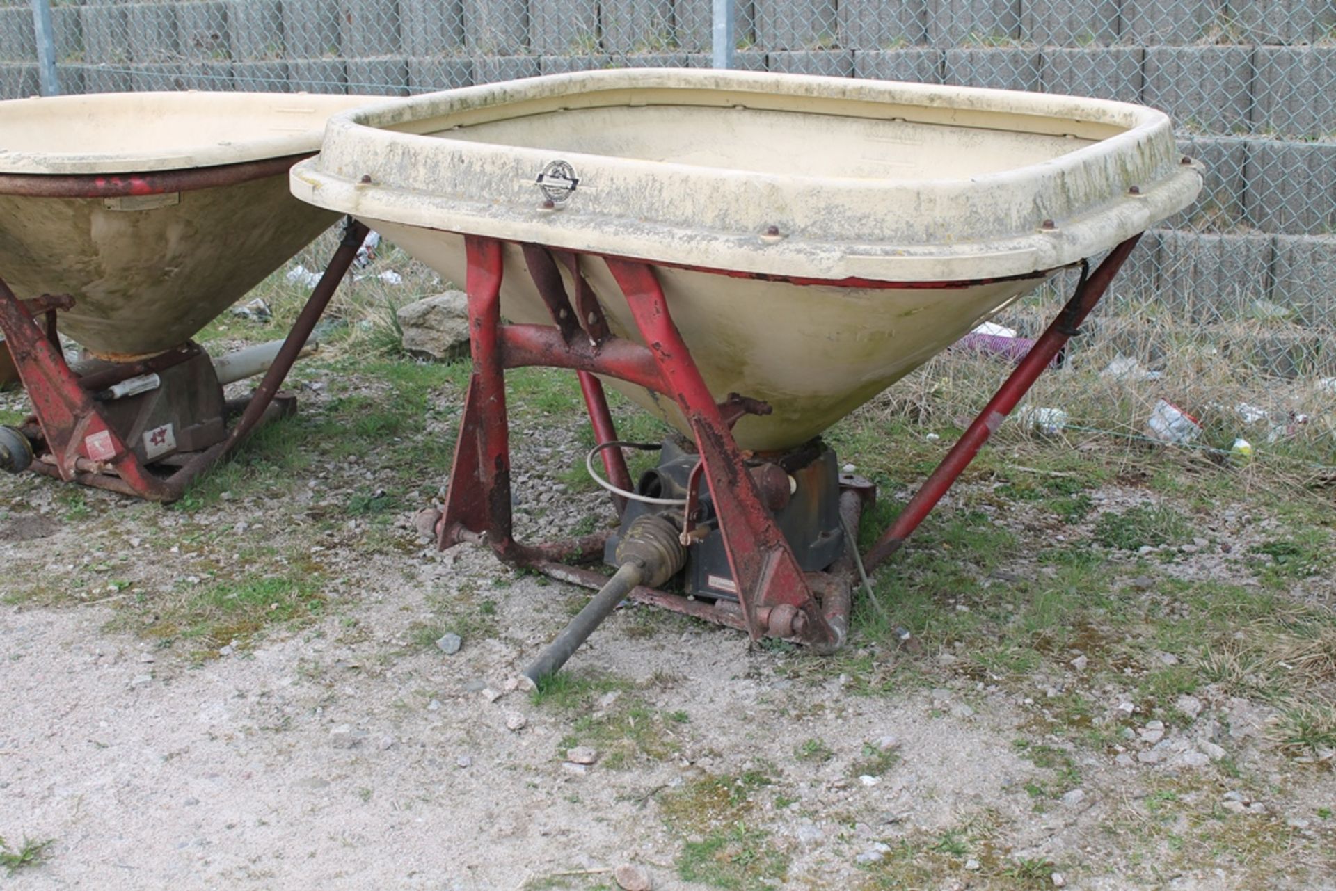 VICON FERT SPREADER WITH BAG SPARES IN P/CABIN